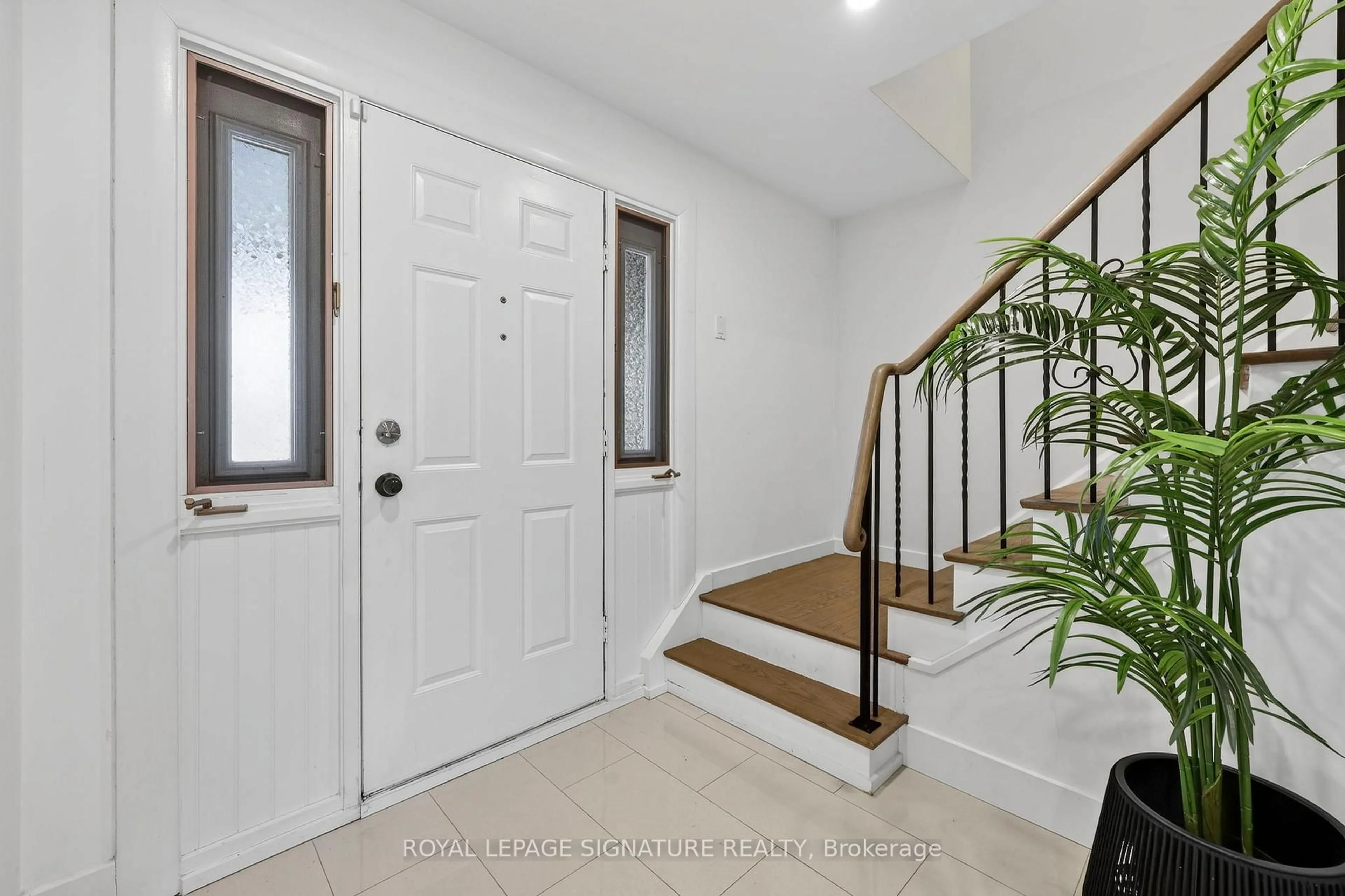 Indoor entryway for 41 Wild Cherry Lane, Markham Ontario L3T 3T3