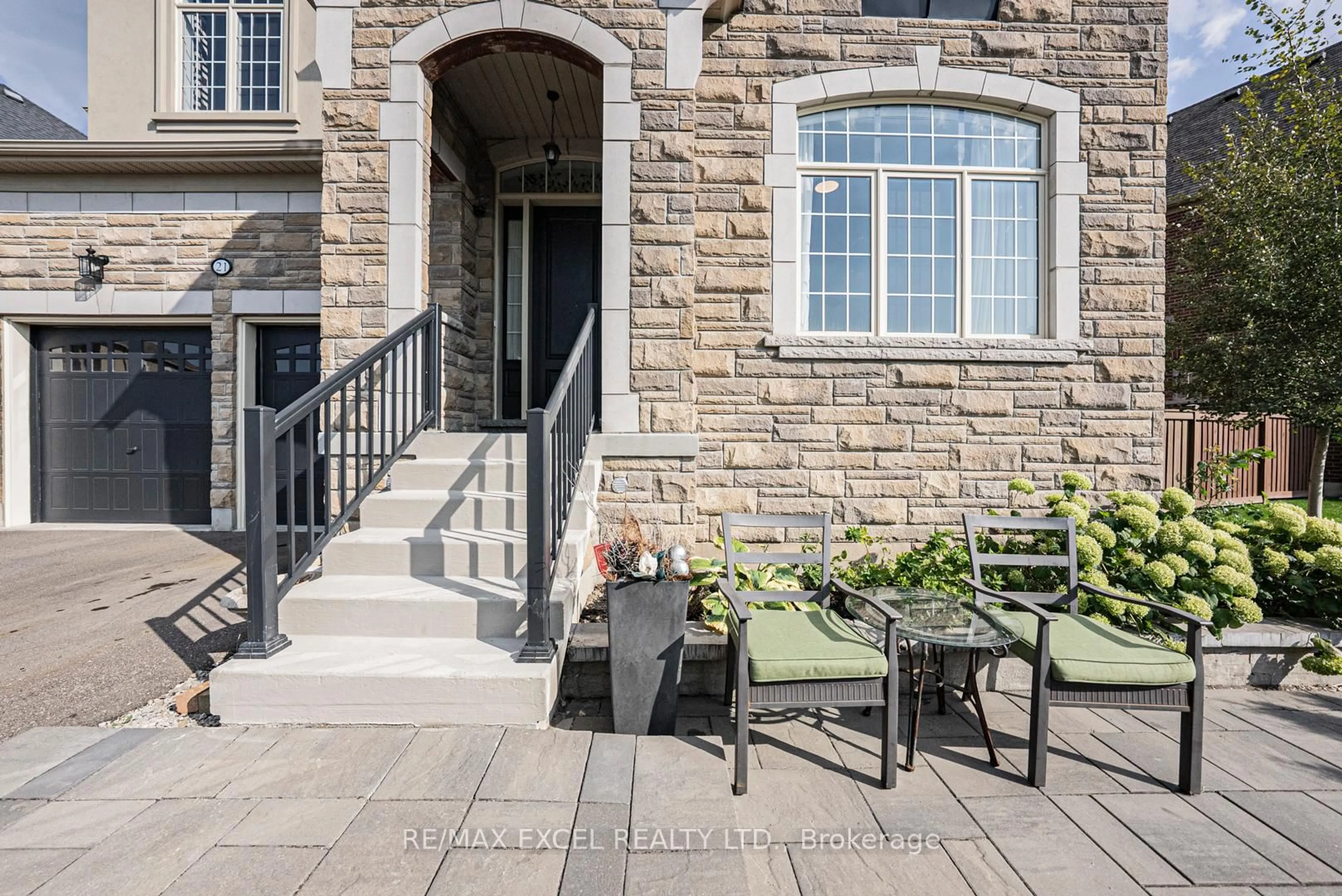 Patio, street for 21 Paradise Valley Tr, King Ontario L7B 0A5