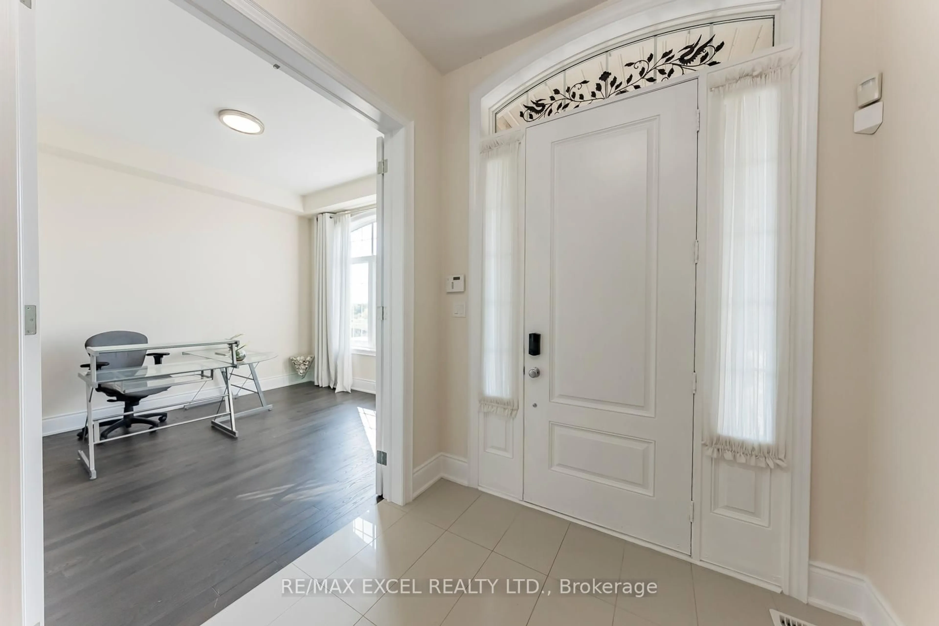 Indoor entryway for 21 Paradise Valley Tr, King Ontario L7B 0A5