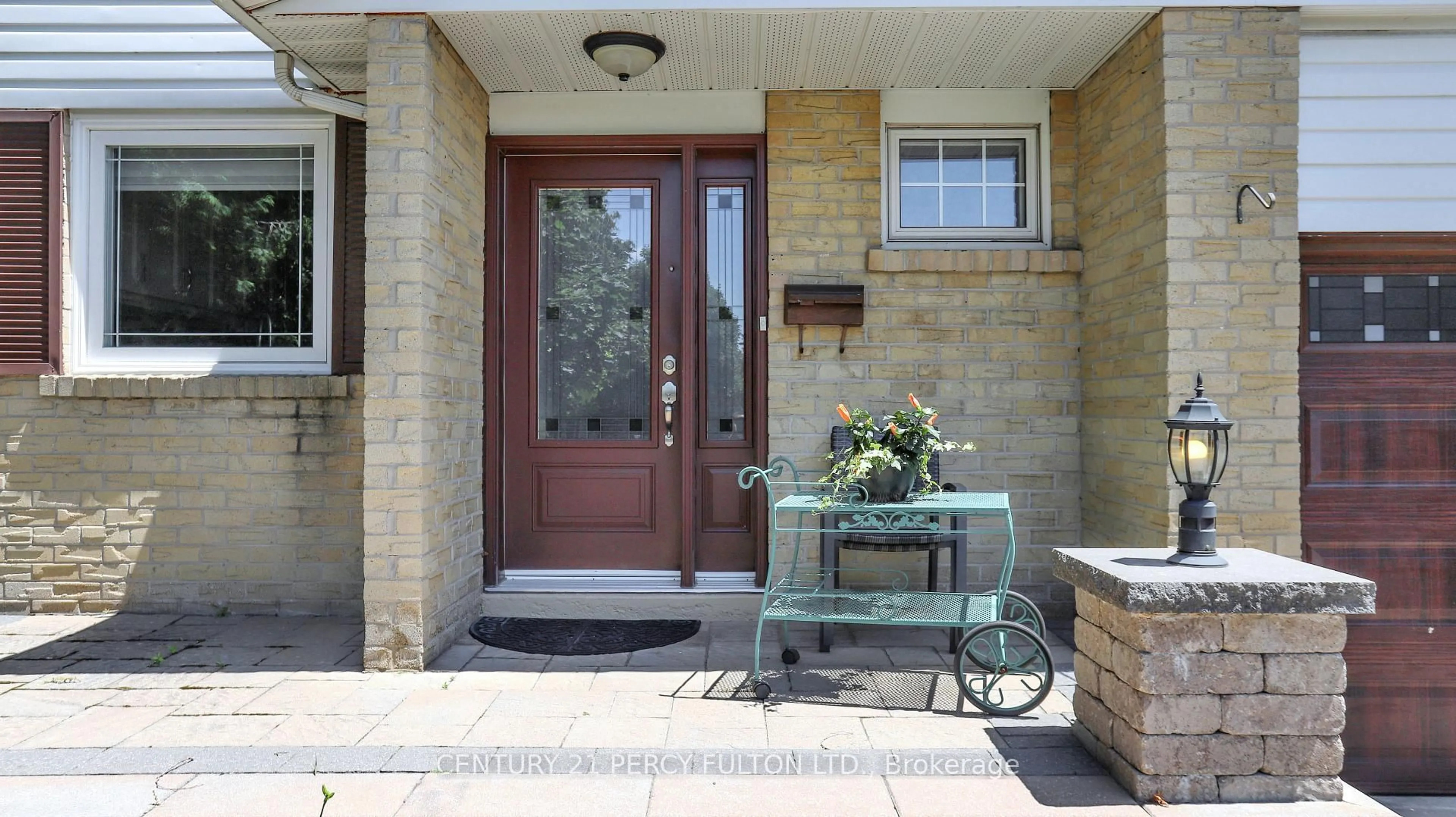Indoor entryway for 158 Holm Cres, Markham Ontario L3T 5J3