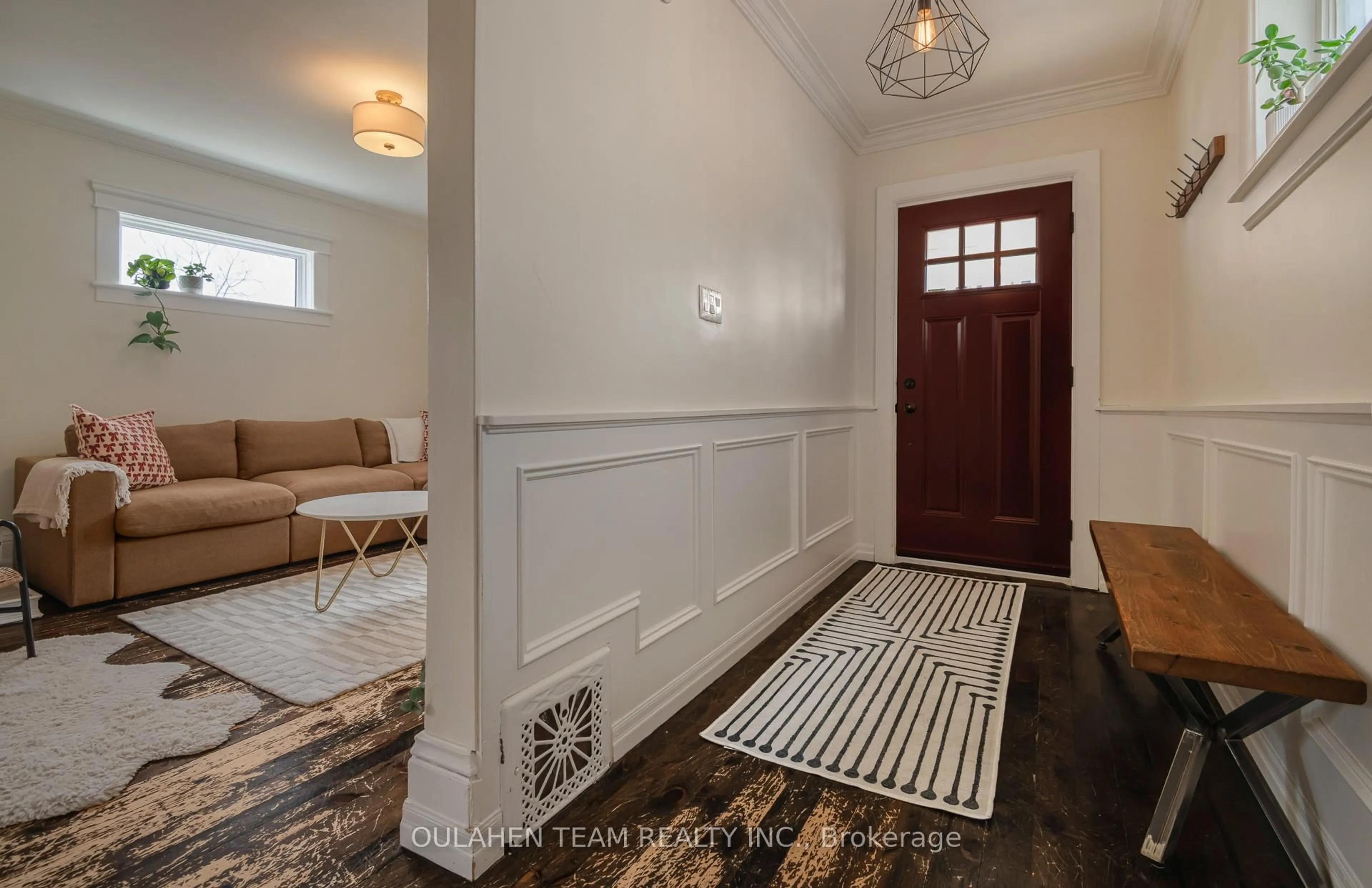 Indoor entryway for 389 Ontario St, Newmarket Ontario L3Y 2K5