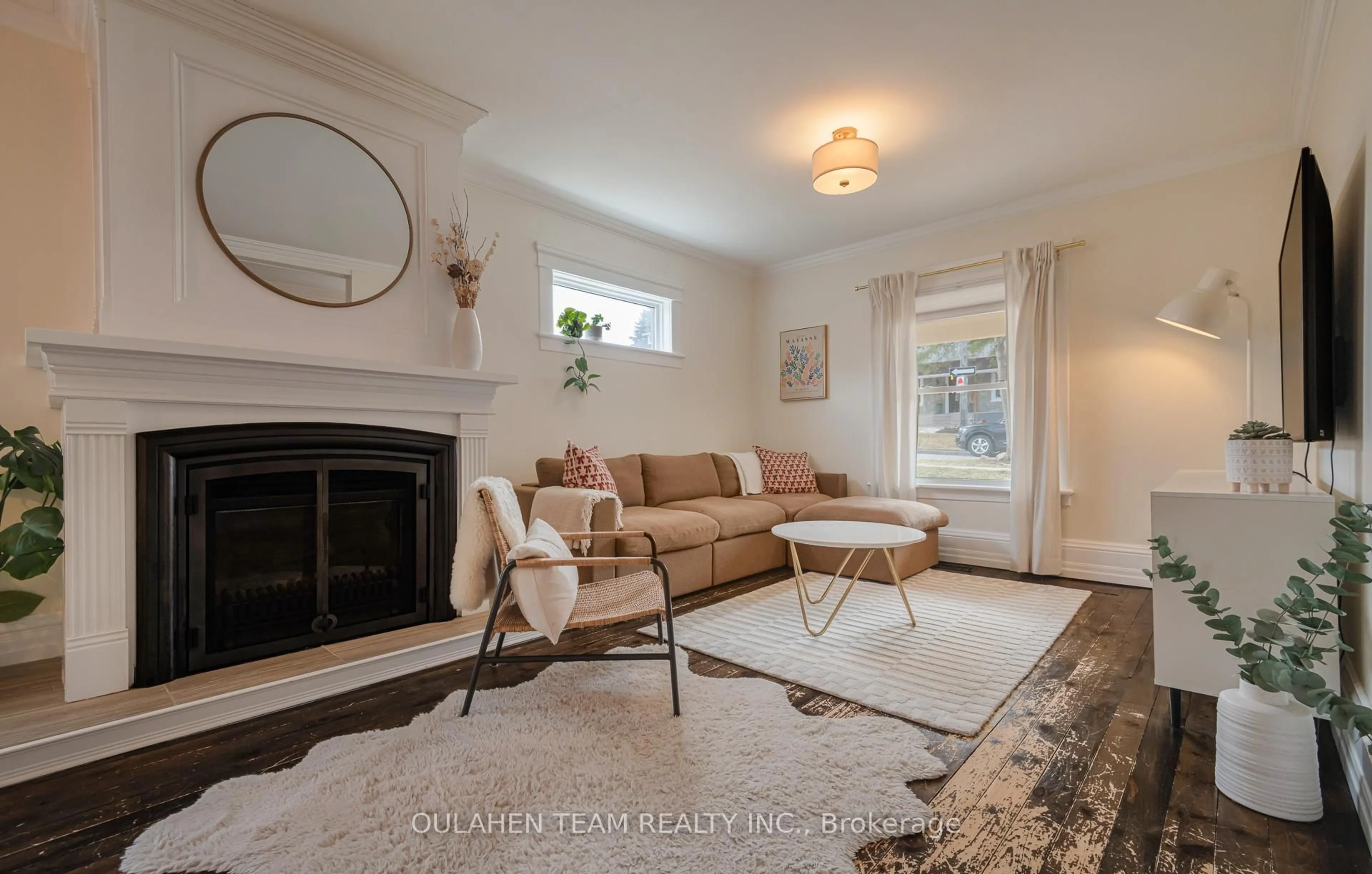 Living room with furniture, unknown for 389 Ontario St, Newmarket Ontario L3Y 2K5