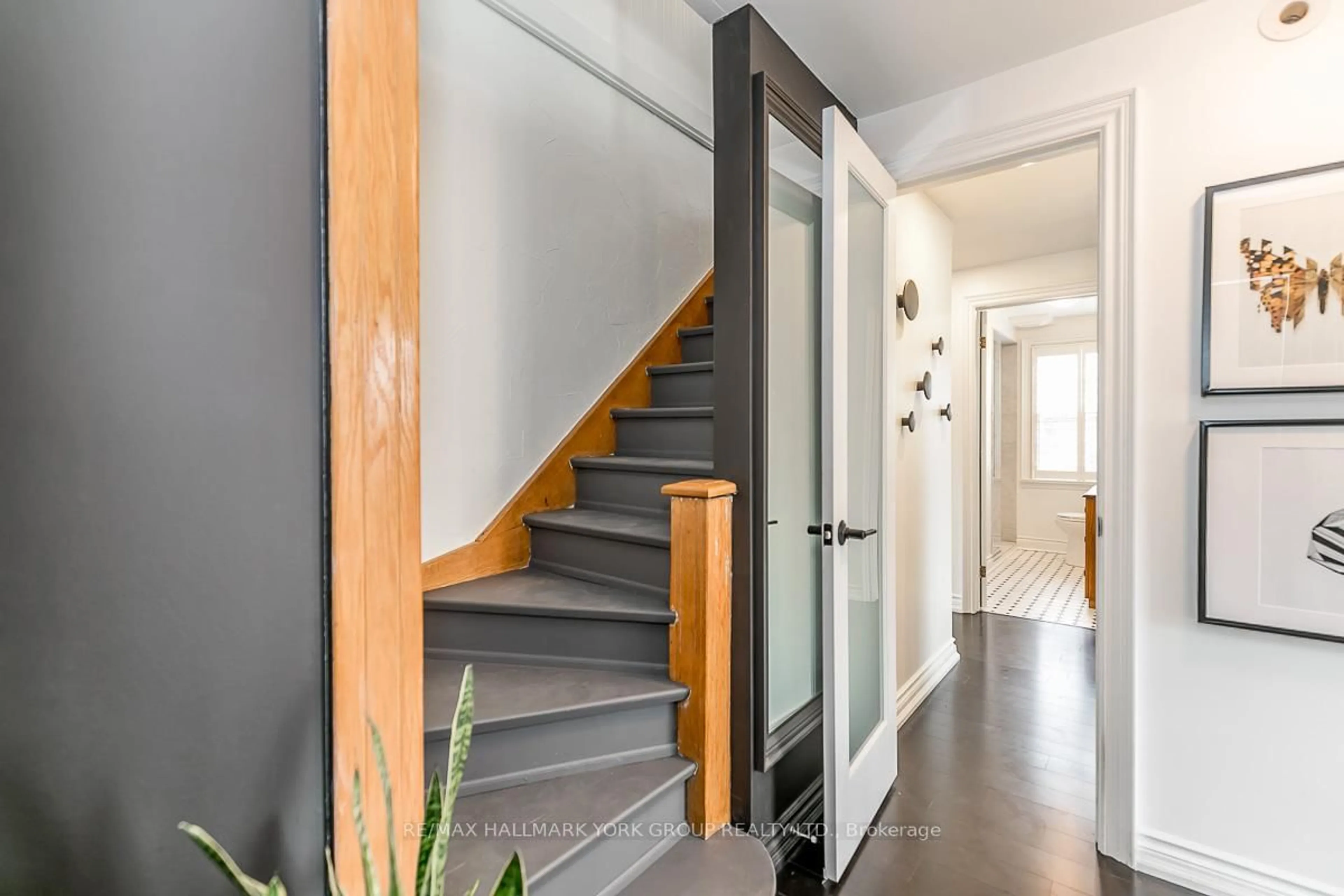 Indoor entryway for 78 Wells St, Aurora Ontario L4G 1S9