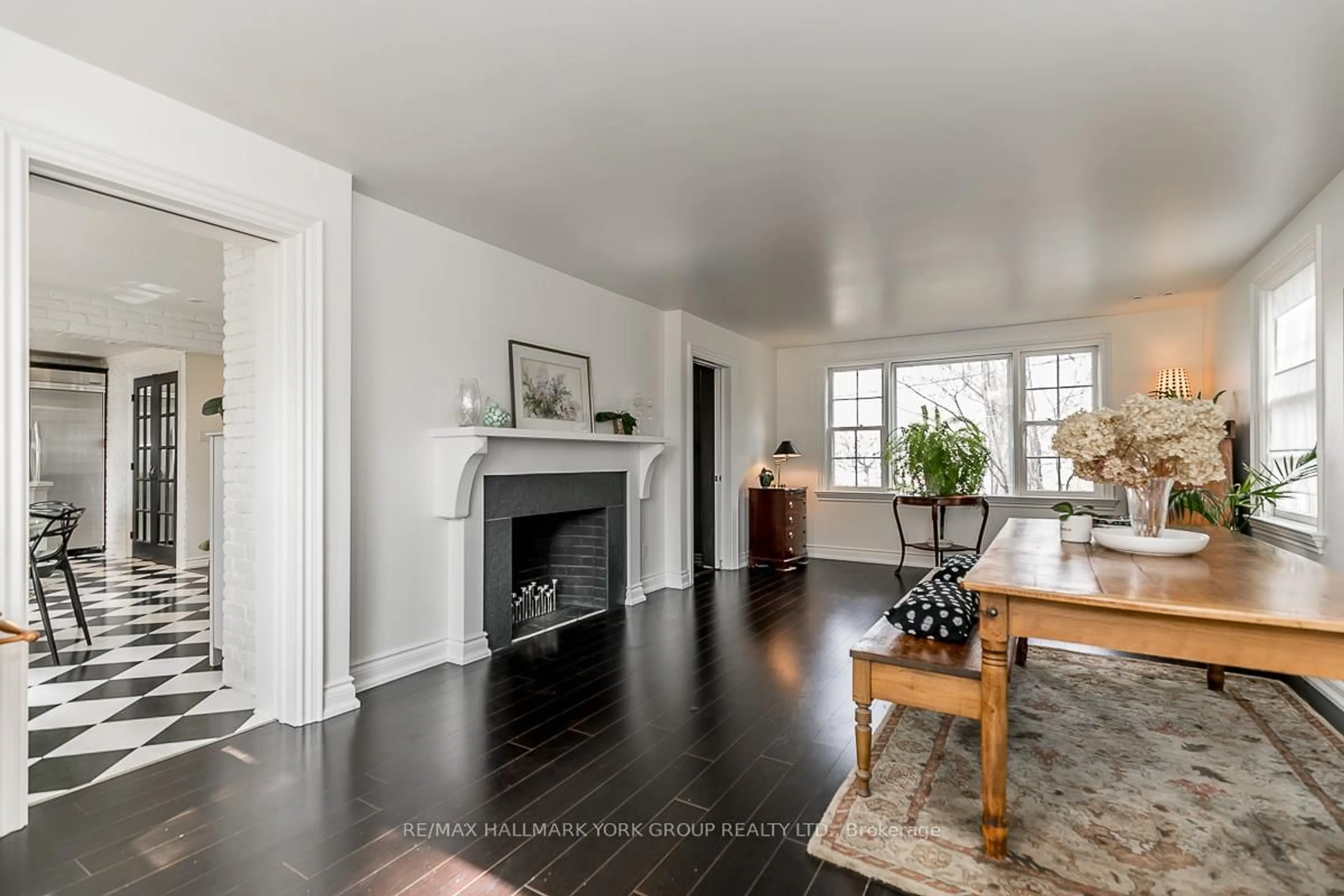 Living room with furniture, wood/laminate floor for 78 Wells St, Aurora Ontario L4G 1S9