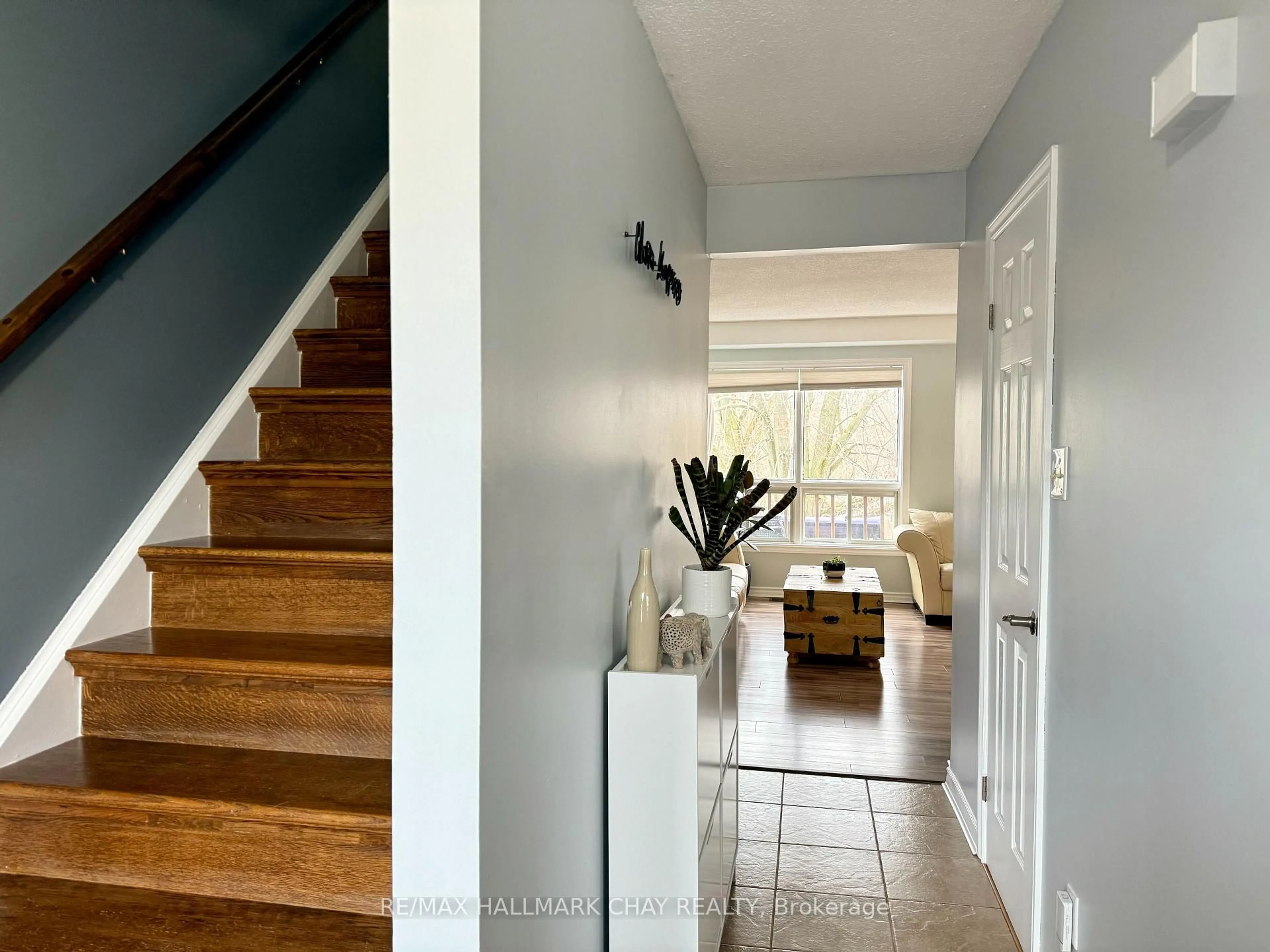 Indoor entryway for 60 Osborn St, Essa Ontario L0M 1B0