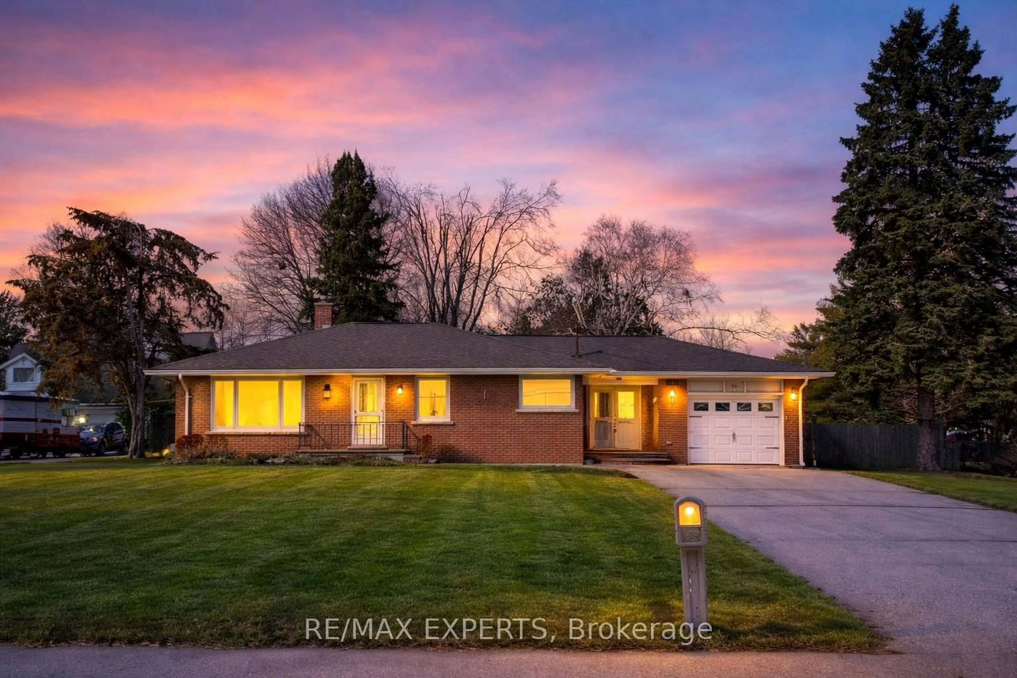 Home with brick exterior material, street for 2088 Killarney Beach Rd, Innisfil Ontario L0L 1W0