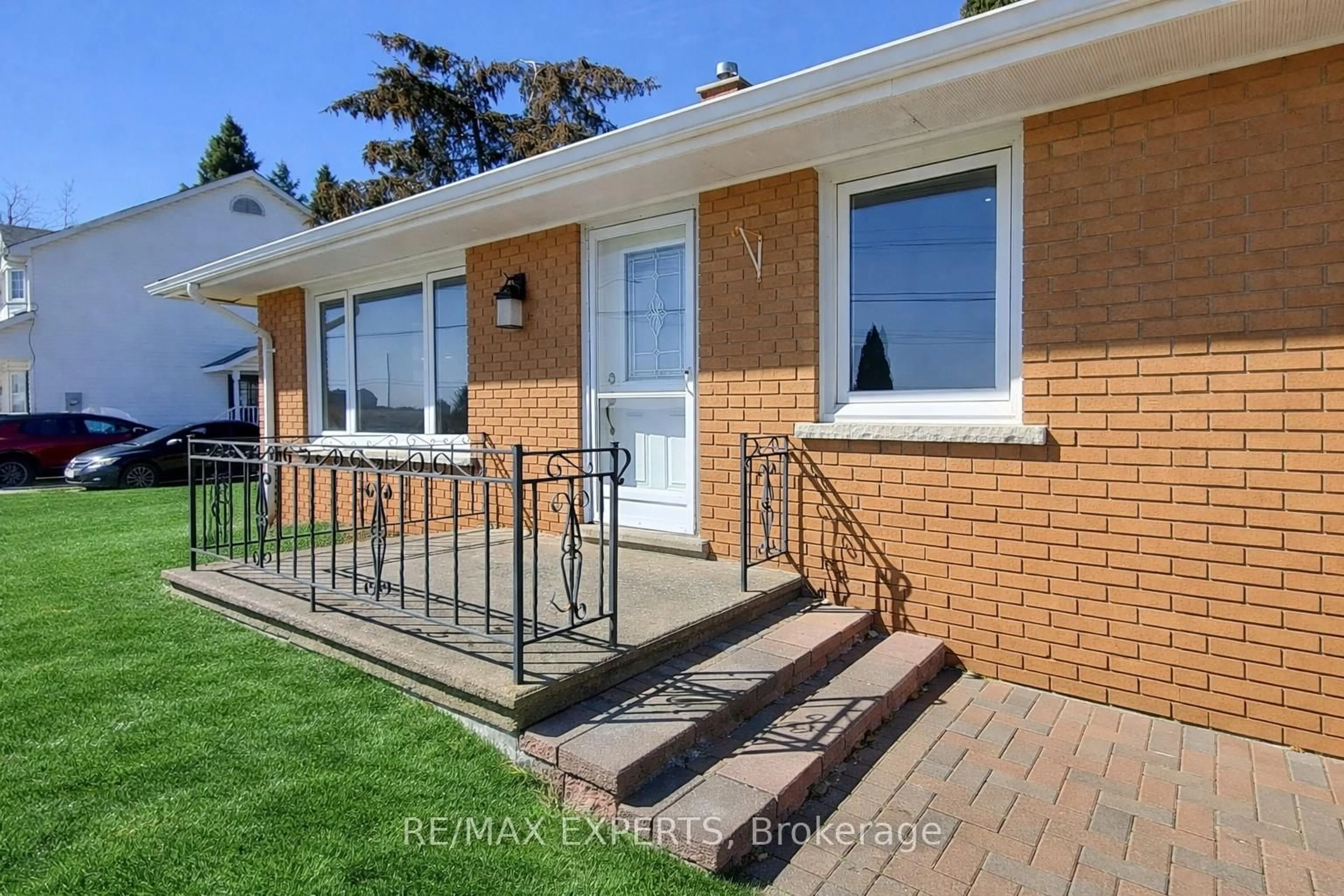 Home with brick exterior material, street for 2088 Killarney Beach Rd, Innisfil Ontario L0L 1W0