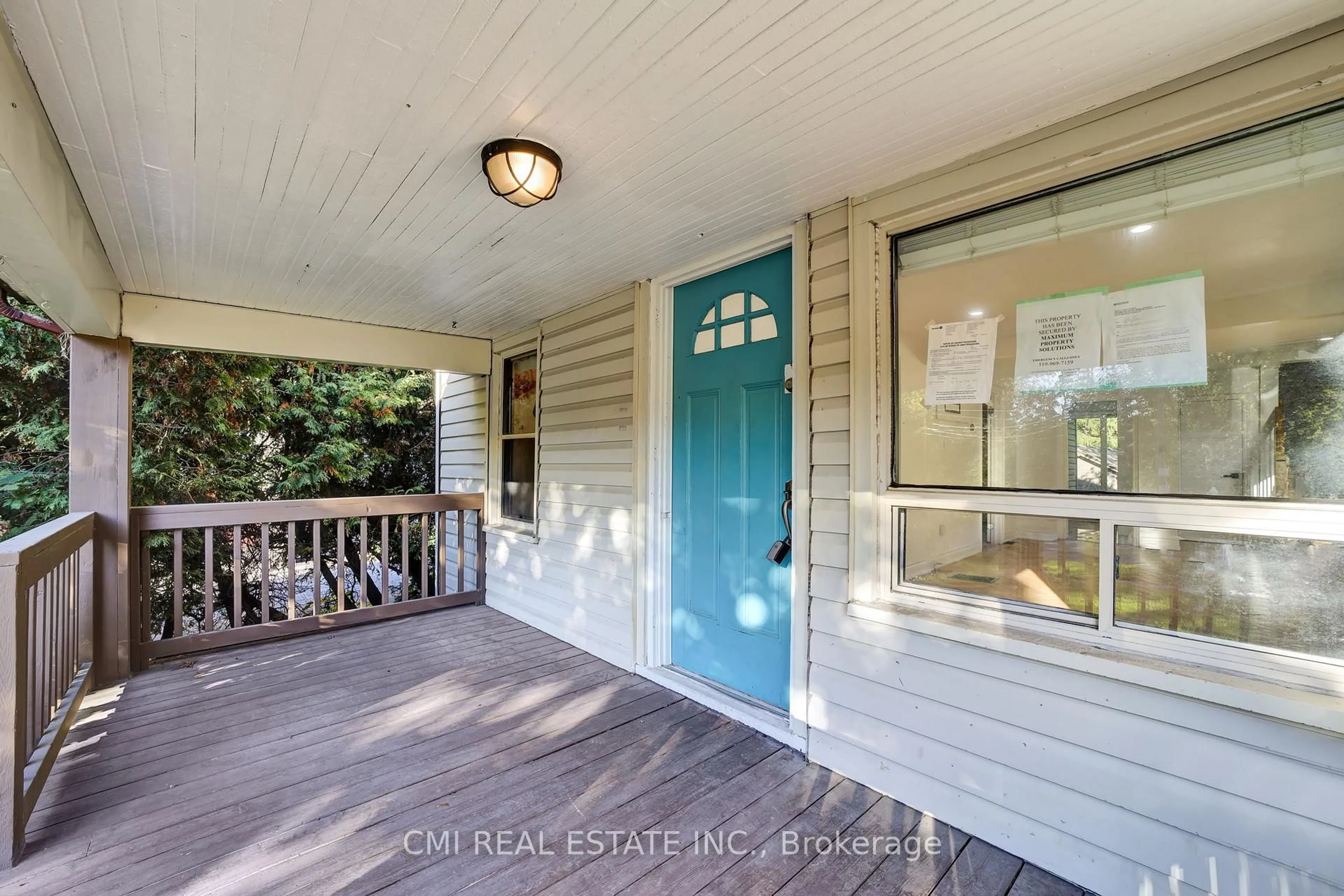 Indoor entryway for 153 Clarence St, Vaughan Ontario L4L 1L4