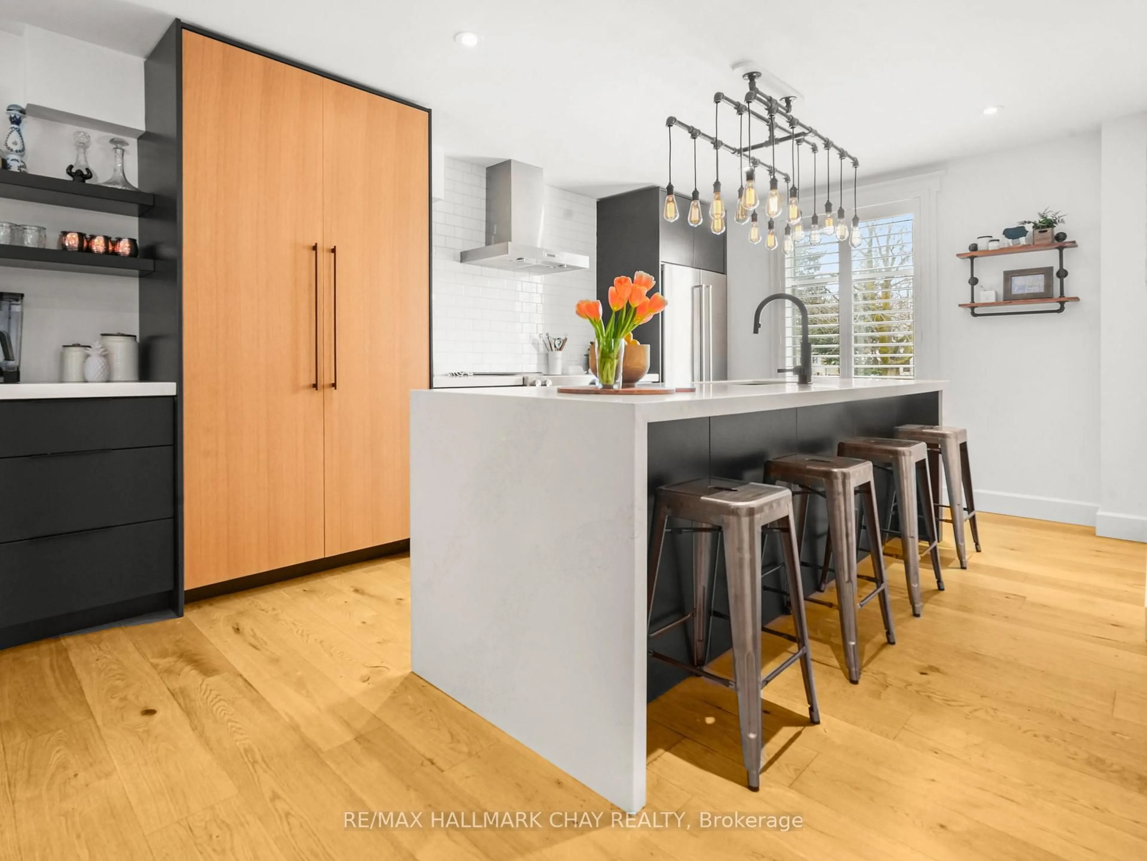 Contemporary kitchen, wood/laminate floor for 80 Church St, New Tecumseth Ontario L9R 1E4