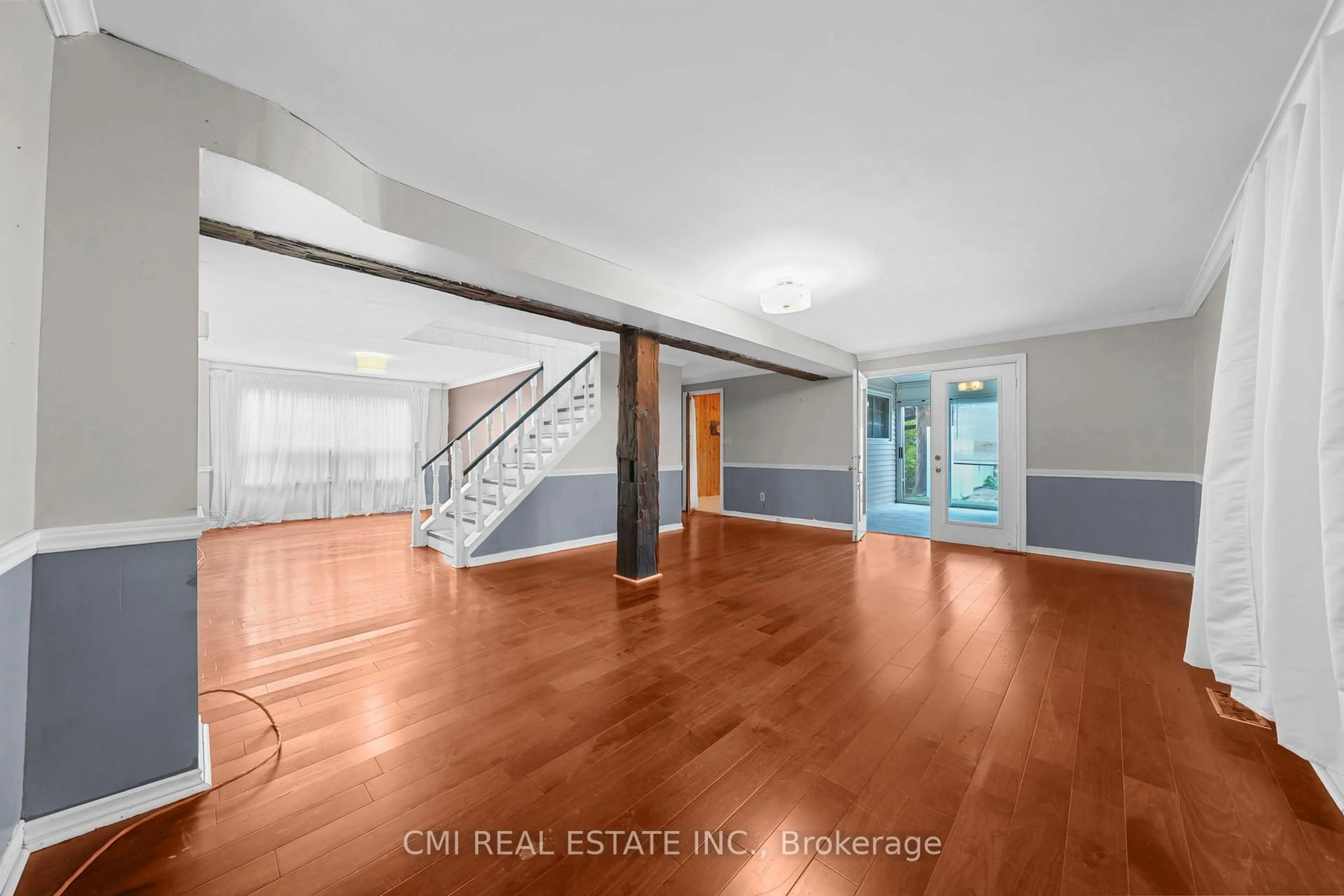 Indoor foyer for 246 Regional 8 Rd, Uxbridge Ontario L9P 1R1