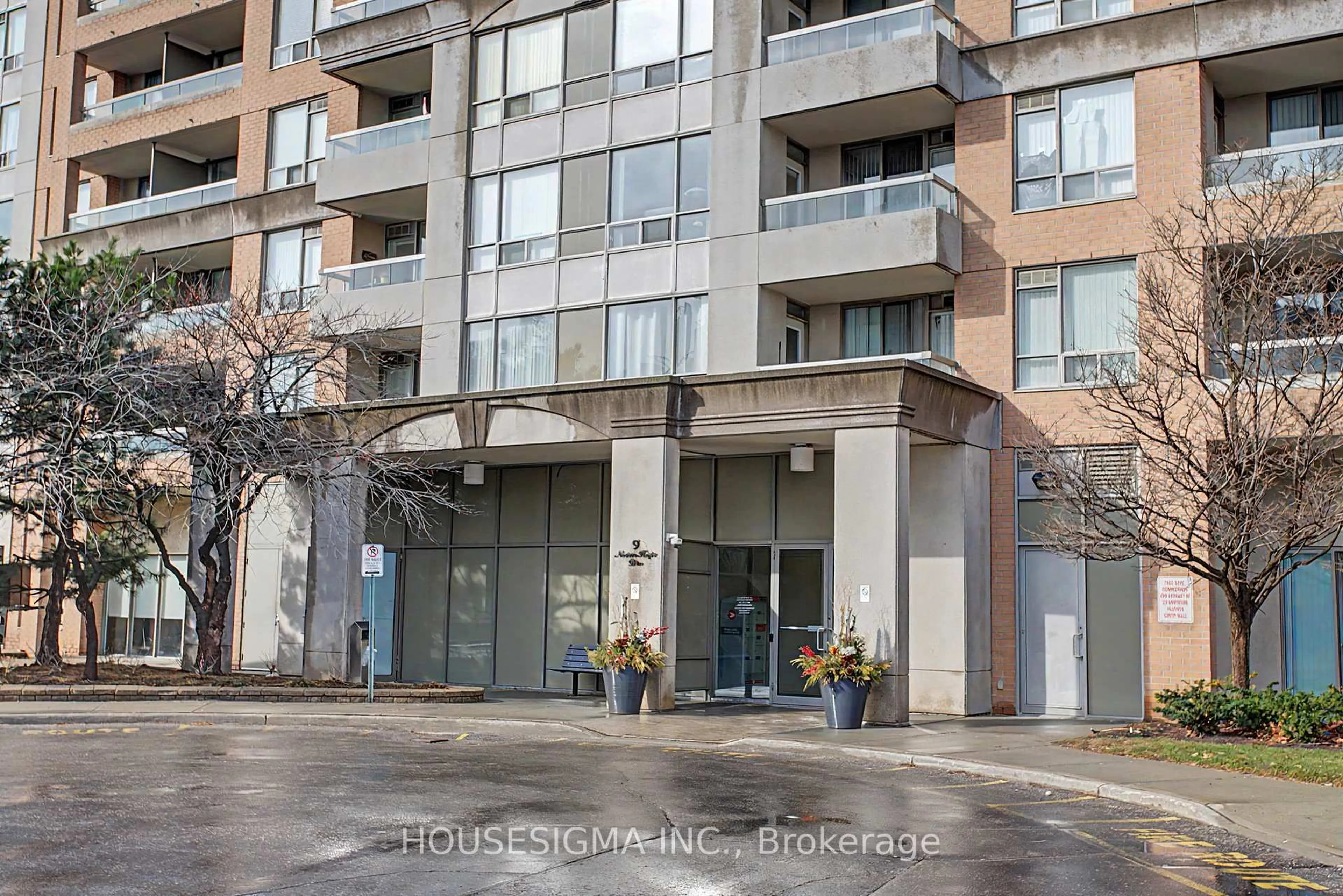 Indoor foyer for 9 Northern Hts Dr #711, Richmond Hill Ontario L4B 4M5