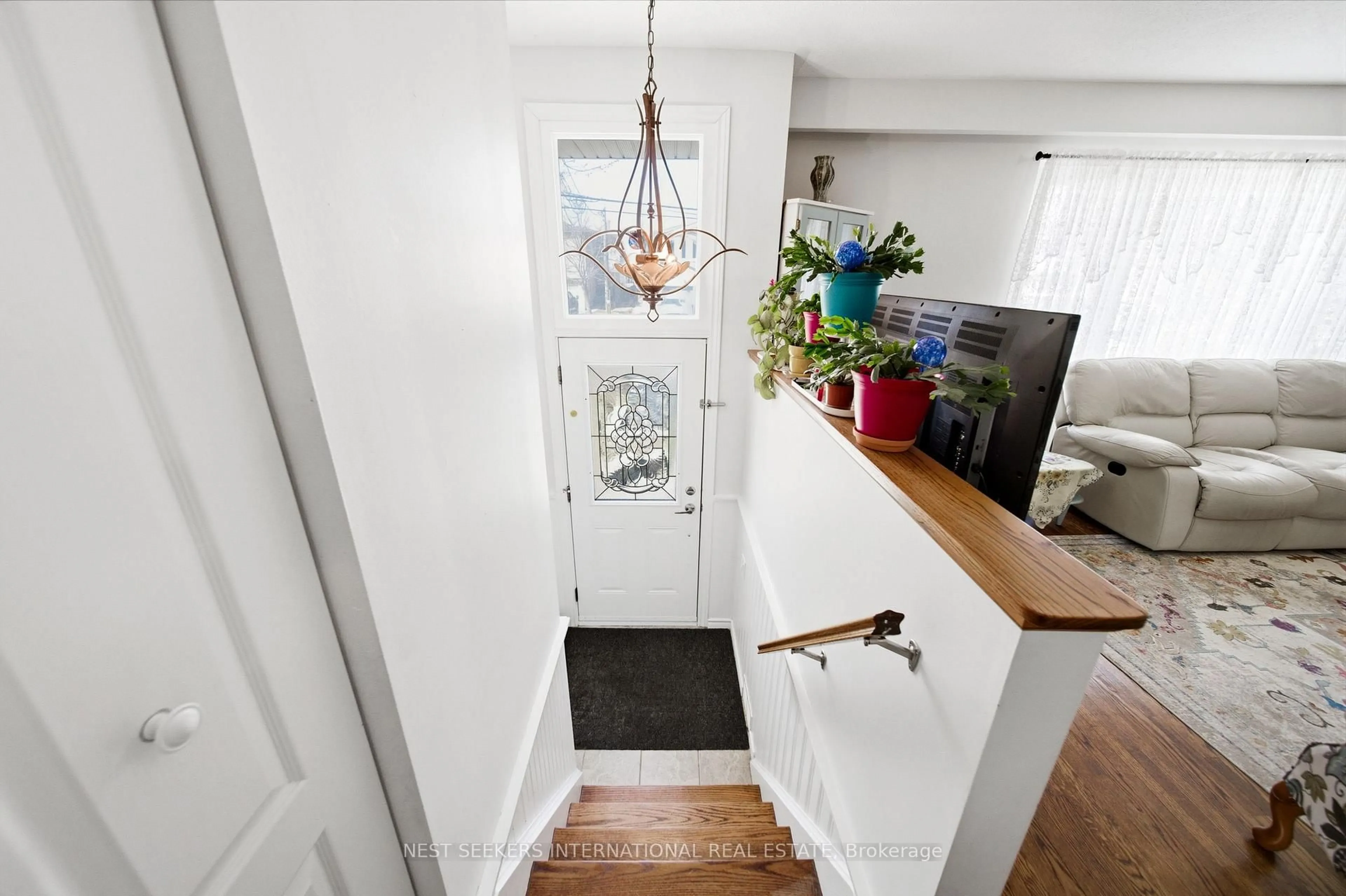 Indoor entryway for 376 Agar Ave, Bradford West Gwillimbury Ontario L3Z 1H5