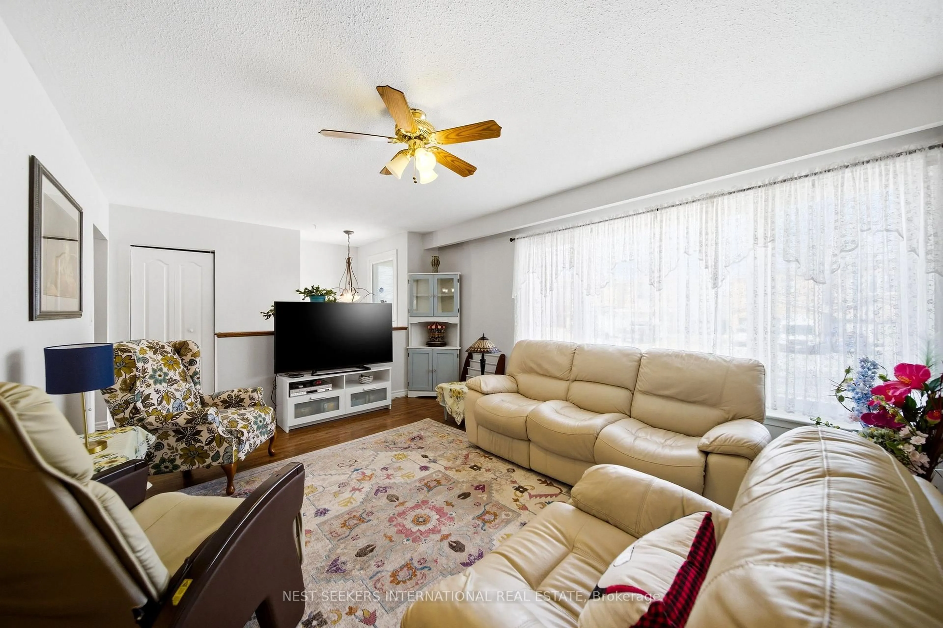 Living room with furniture, unknown for 376 Agar Ave, Bradford West Gwillimbury Ontario L3Z 1H5