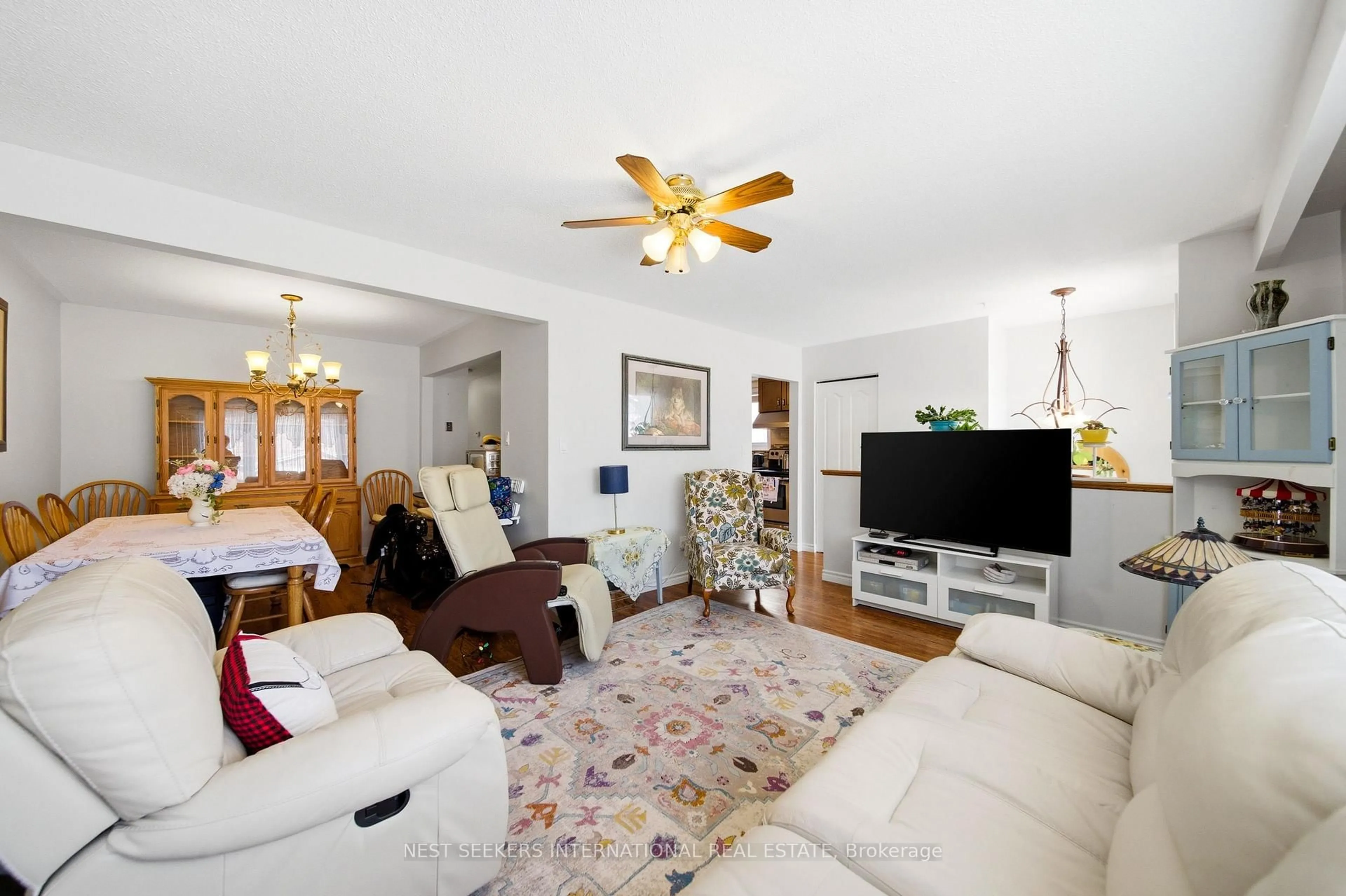 Living room with furniture, unknown for 376 Agar Ave, Bradford West Gwillimbury Ontario L3Z 1H5