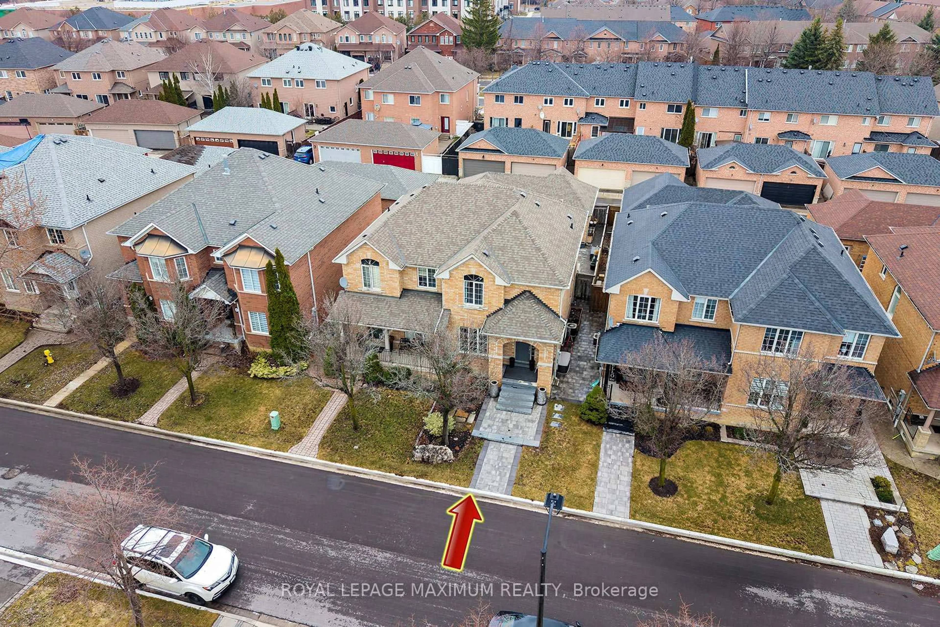 A pic from outside/outdoor area/front of a property/back of a property/a pic from drone, street for 33 La Neve Ave, Vaughan Ontario L4H 1M4
