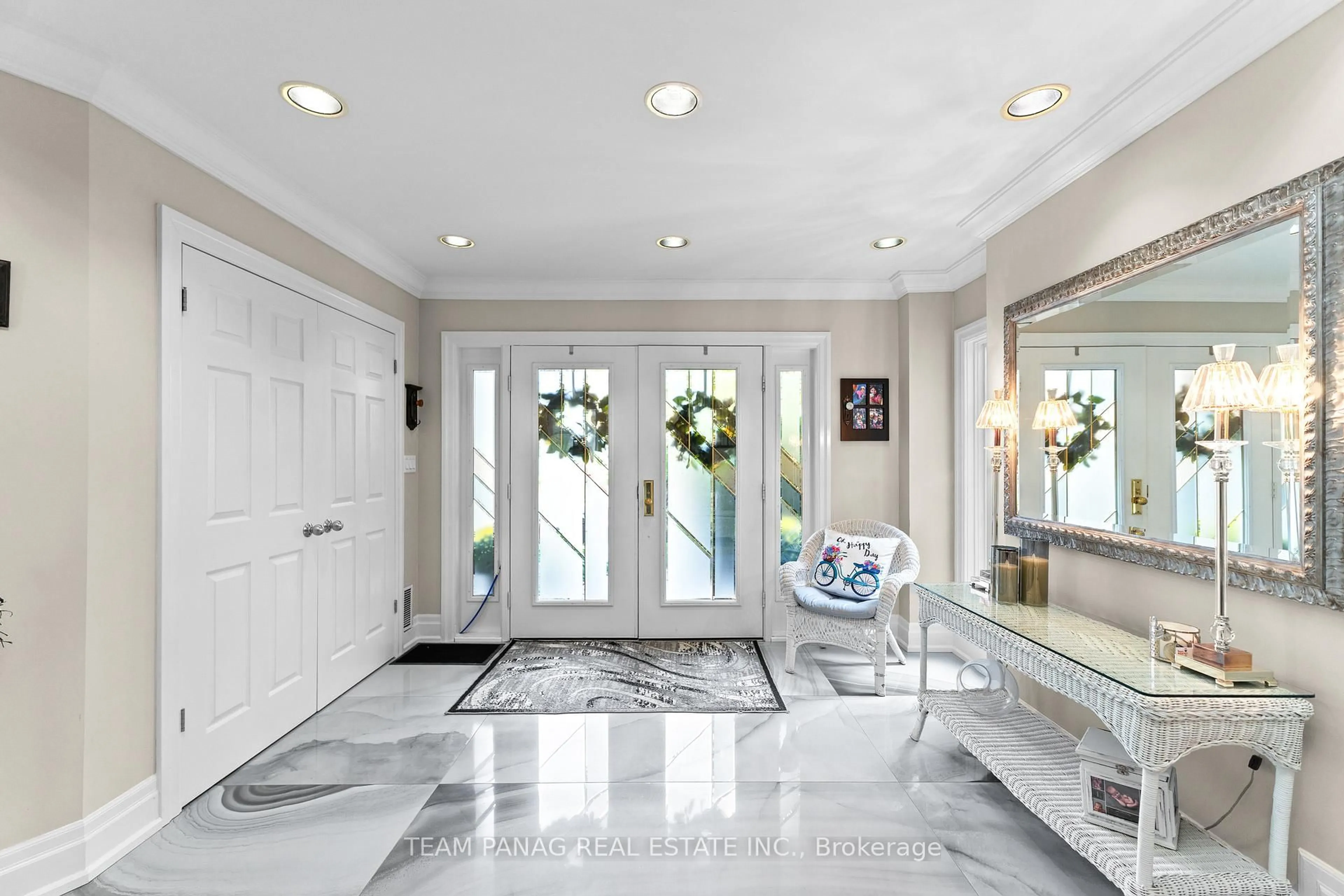 Indoor entryway for 179 Ellis Ave, King Ontario L0G 1N0