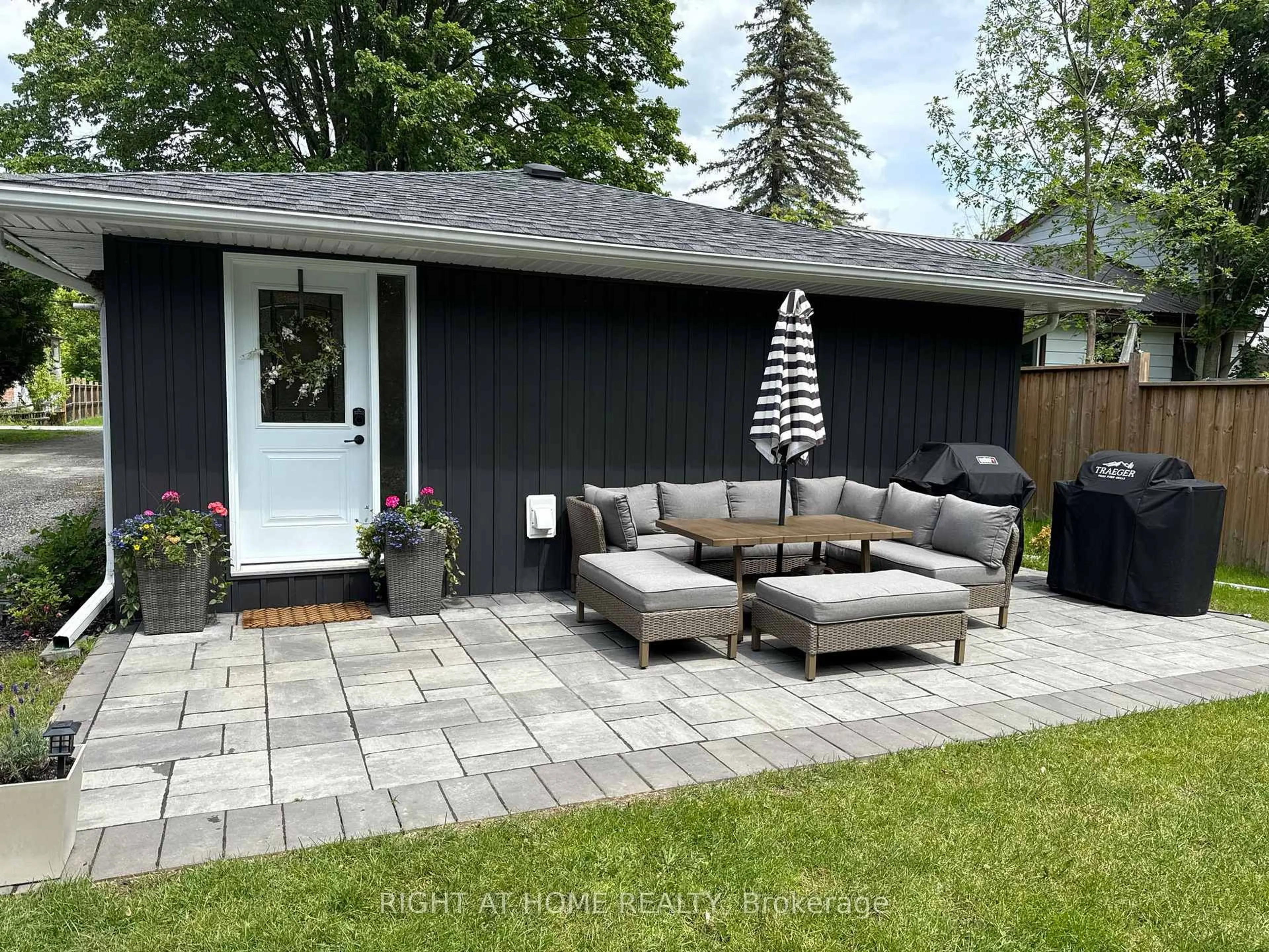 Patio, street for 54 Blue Jay Blvd, Georgina Ontario L0E 1N0