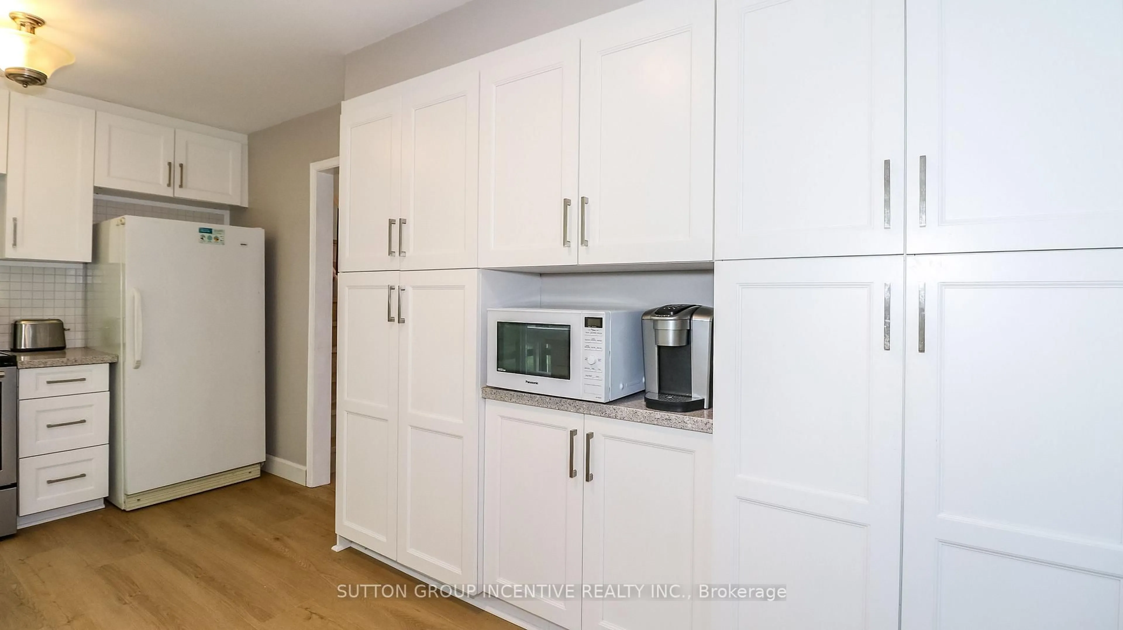 Standard kitchen, wood/laminate floor for 2717 13 Line, Bradford West Gwillimbury Ontario L0L 1R0