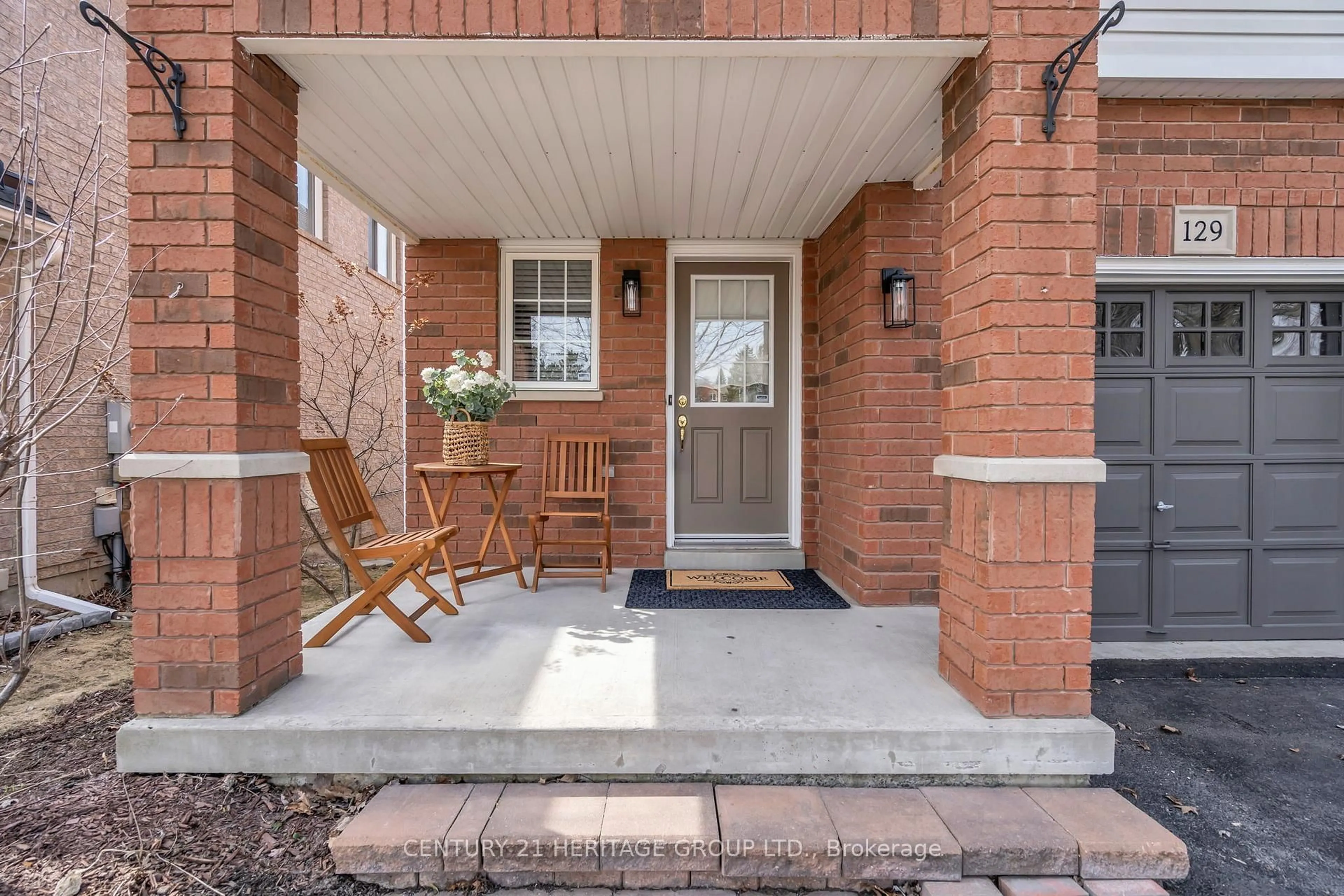 Indoor entryway for 129 Hartford Cres, Newmarket Ontario L3X 2Z4
