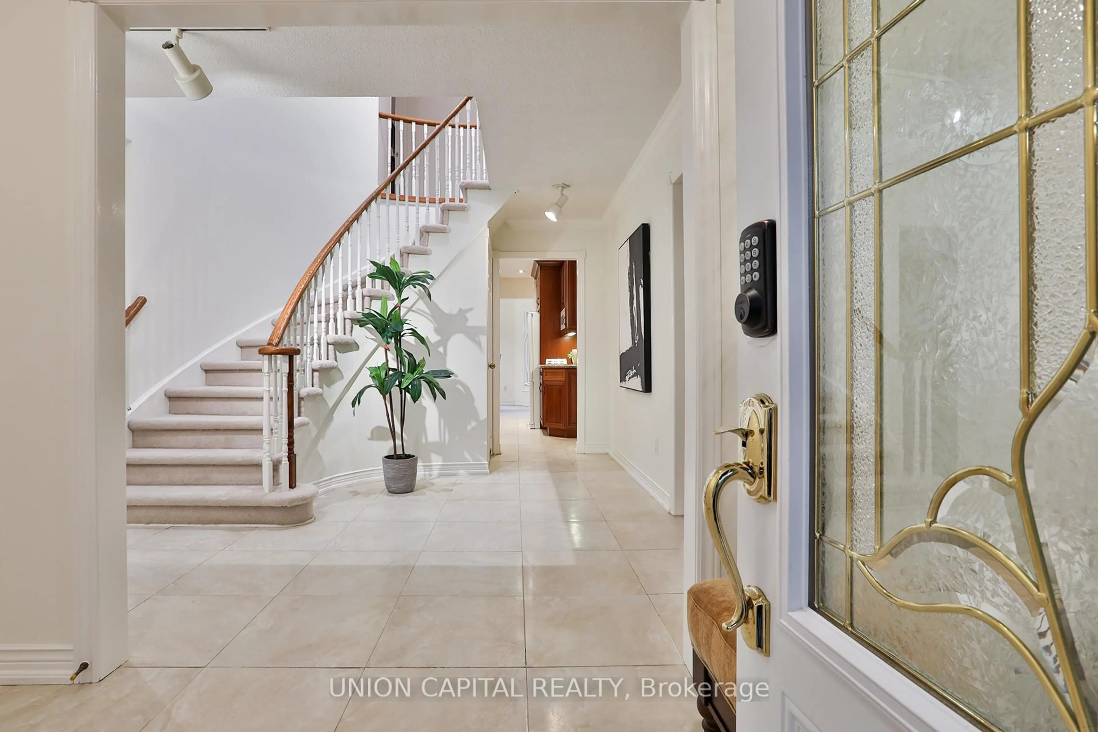 Indoor entryway for 2 Mair Crt, Richmond Hill Ontario L4C 7S1