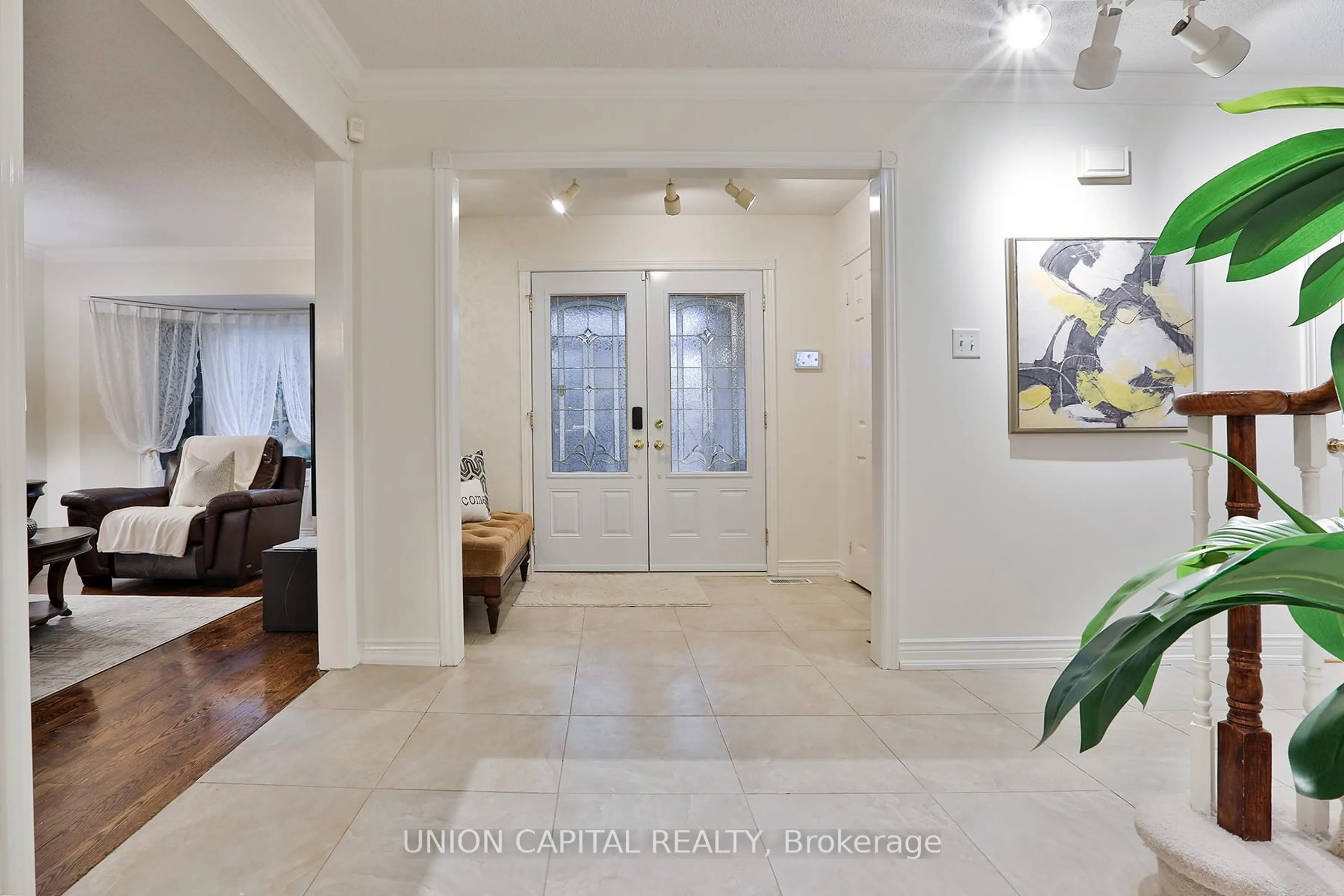 Indoor foyer for 2 Mair Crt, Richmond Hill Ontario L4C 7S1