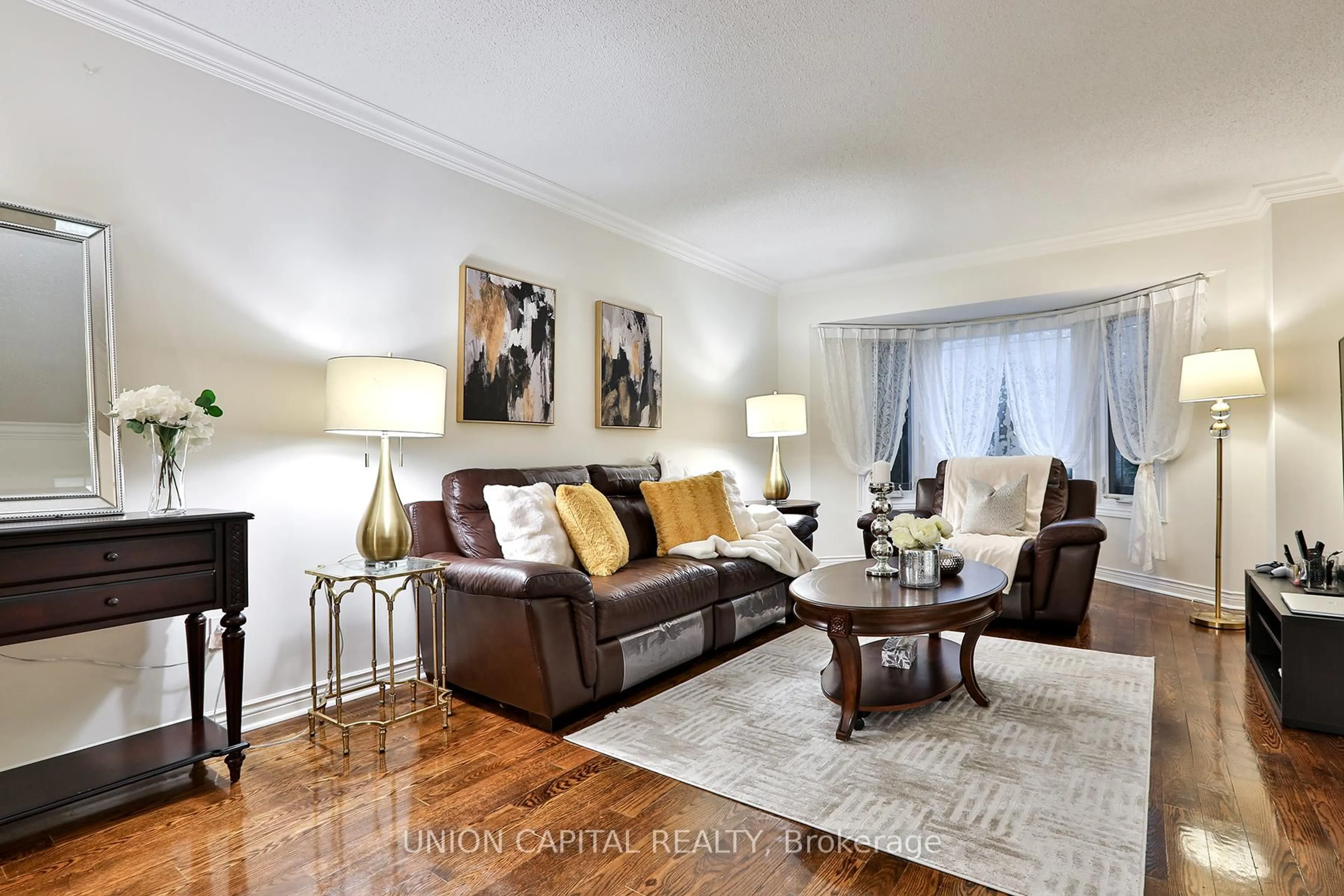 Living room with furniture, unknown for 2 Mair Crt, Richmond Hill Ontario L4C 7S1