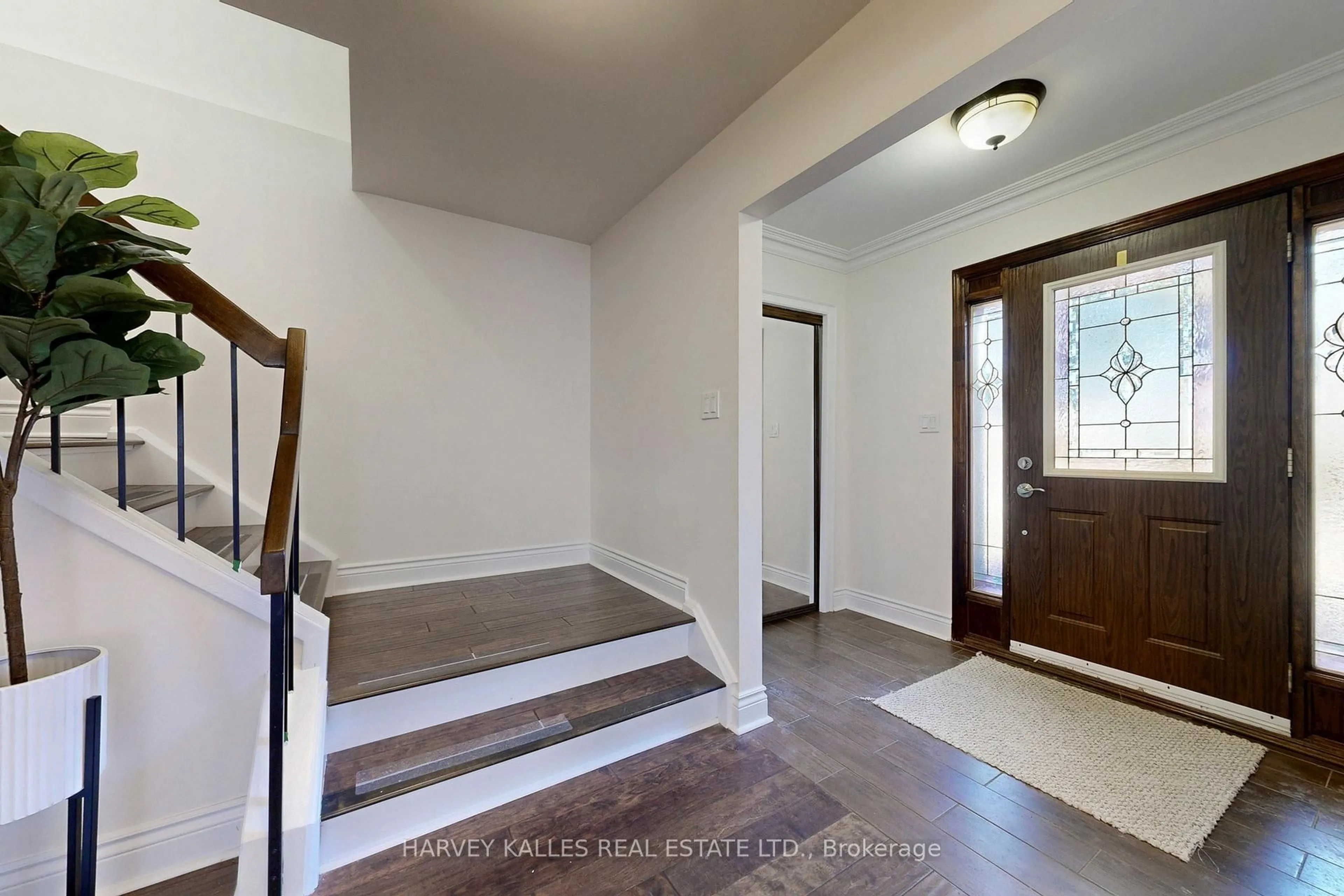 Indoor entryway for 62 Dersingham Cres, Markham Ontario L3T 4E8