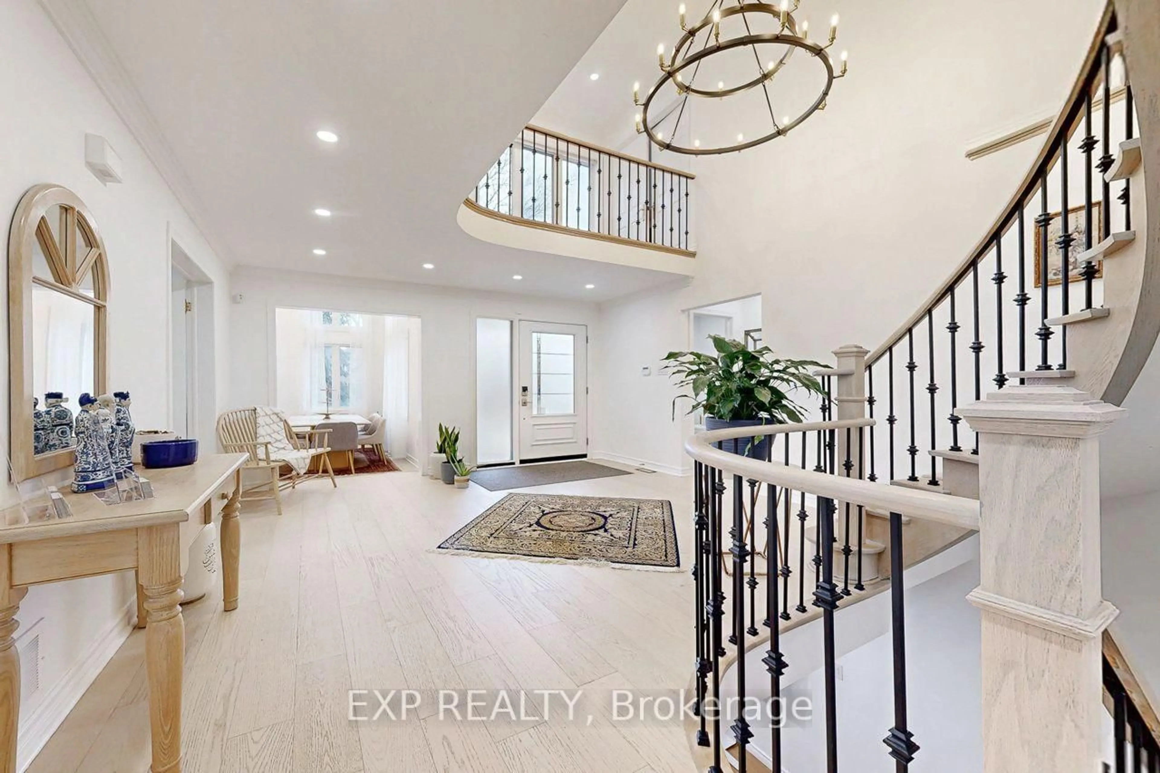 Indoor entryway for 870 Robellino Crt, Newmarket Ontario L3X 1L5