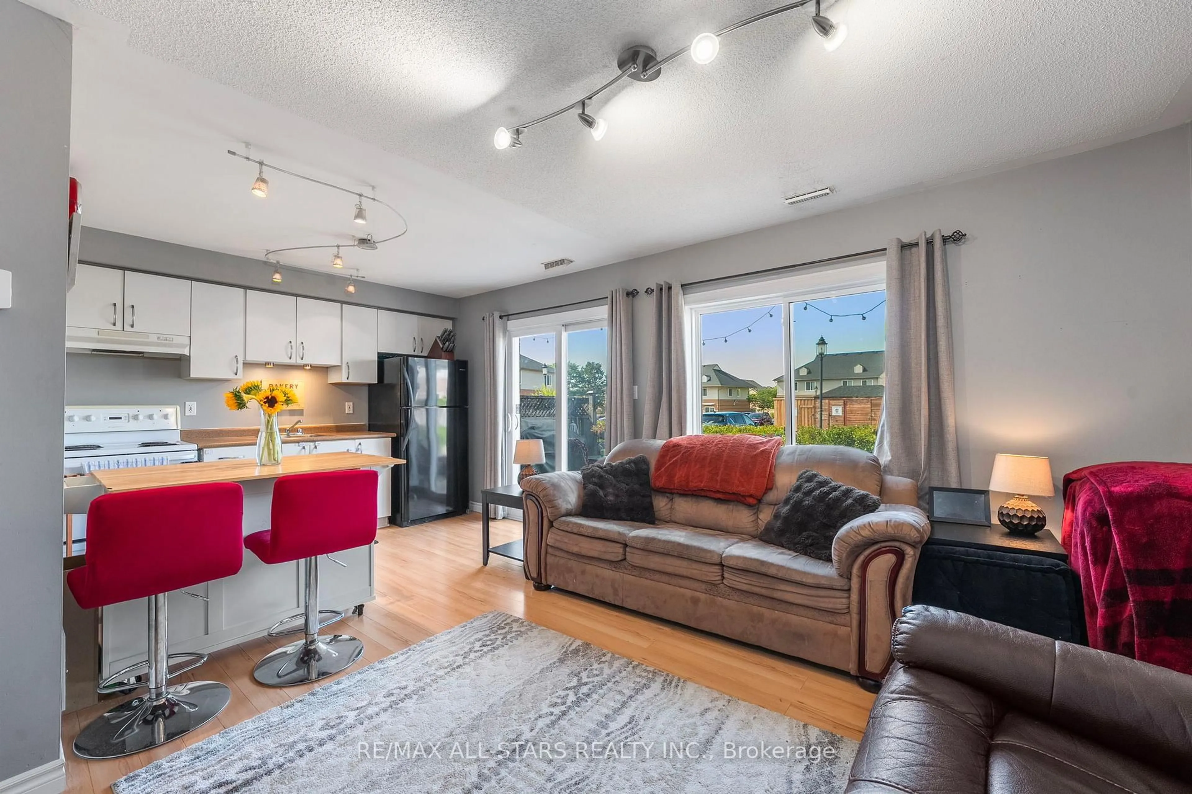 Living room with furniture, wood/laminate floor for 1 Testa Rd #36, Uxbridge Ontario L9P 1Y9