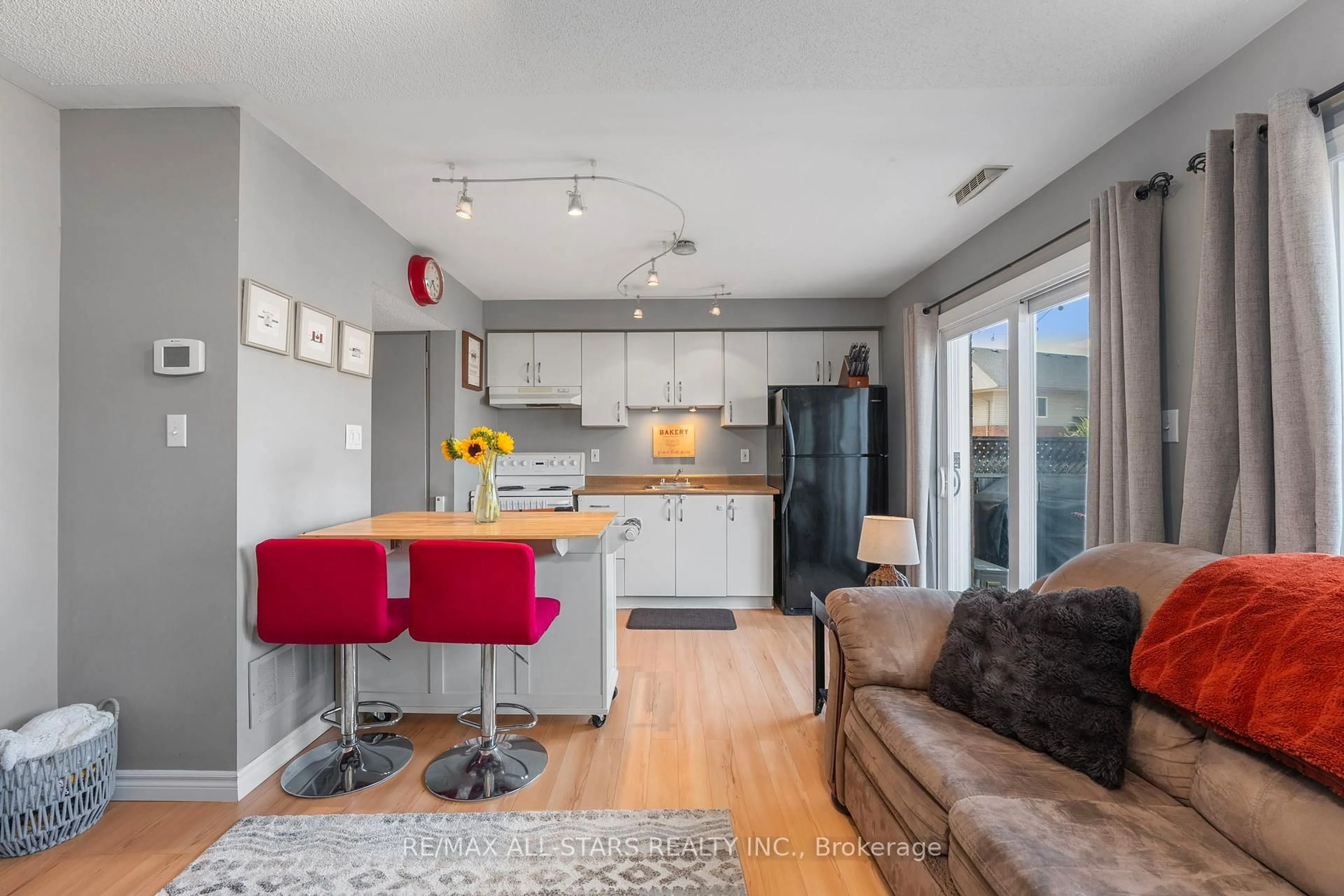 Open concept kitchen, unknown for 1 Testa Rd #36, Uxbridge Ontario L9P 1Y9