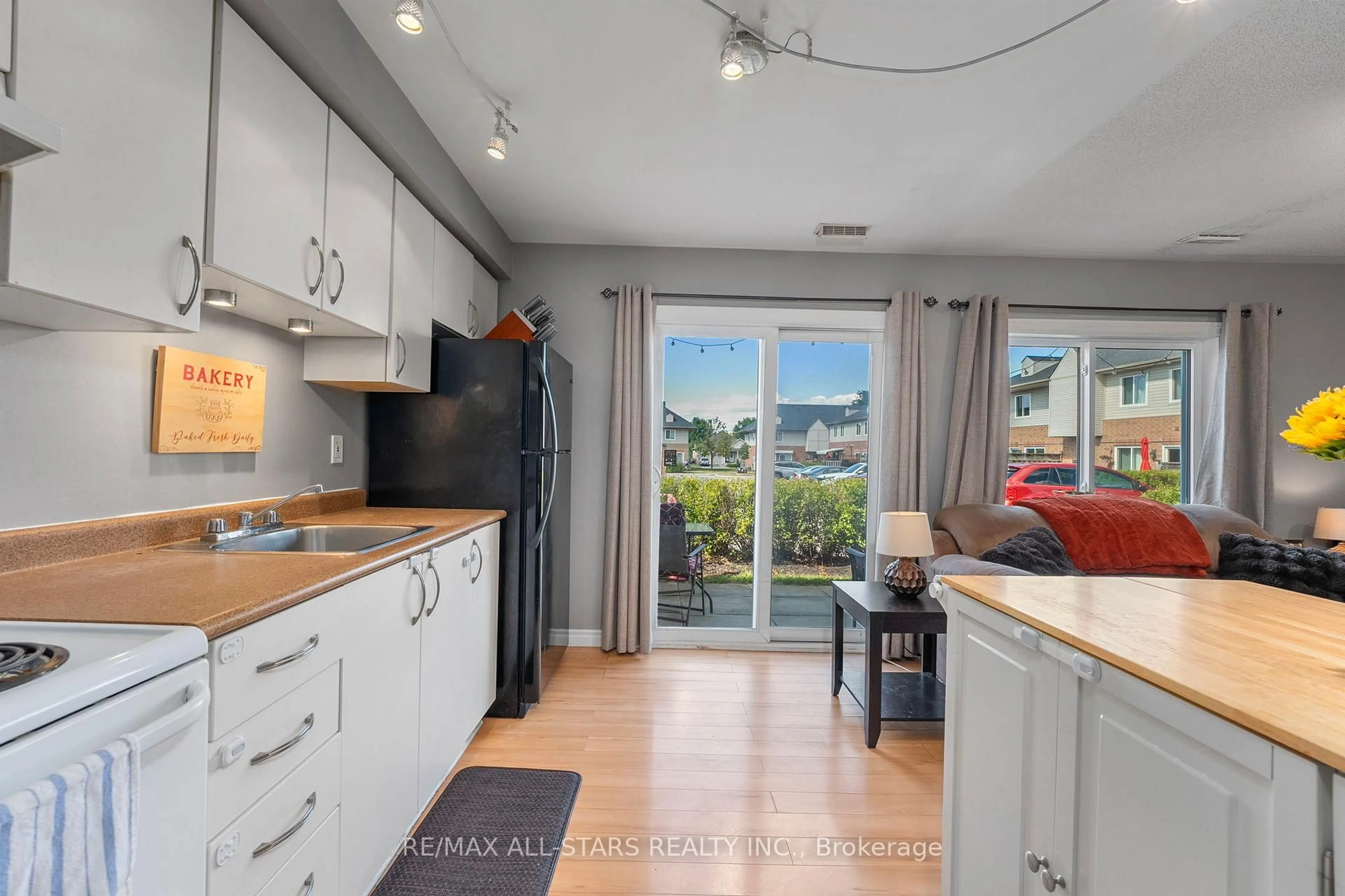 Open concept kitchen, unknown for 1 Testa Rd #36, Uxbridge Ontario L9P 1Y9