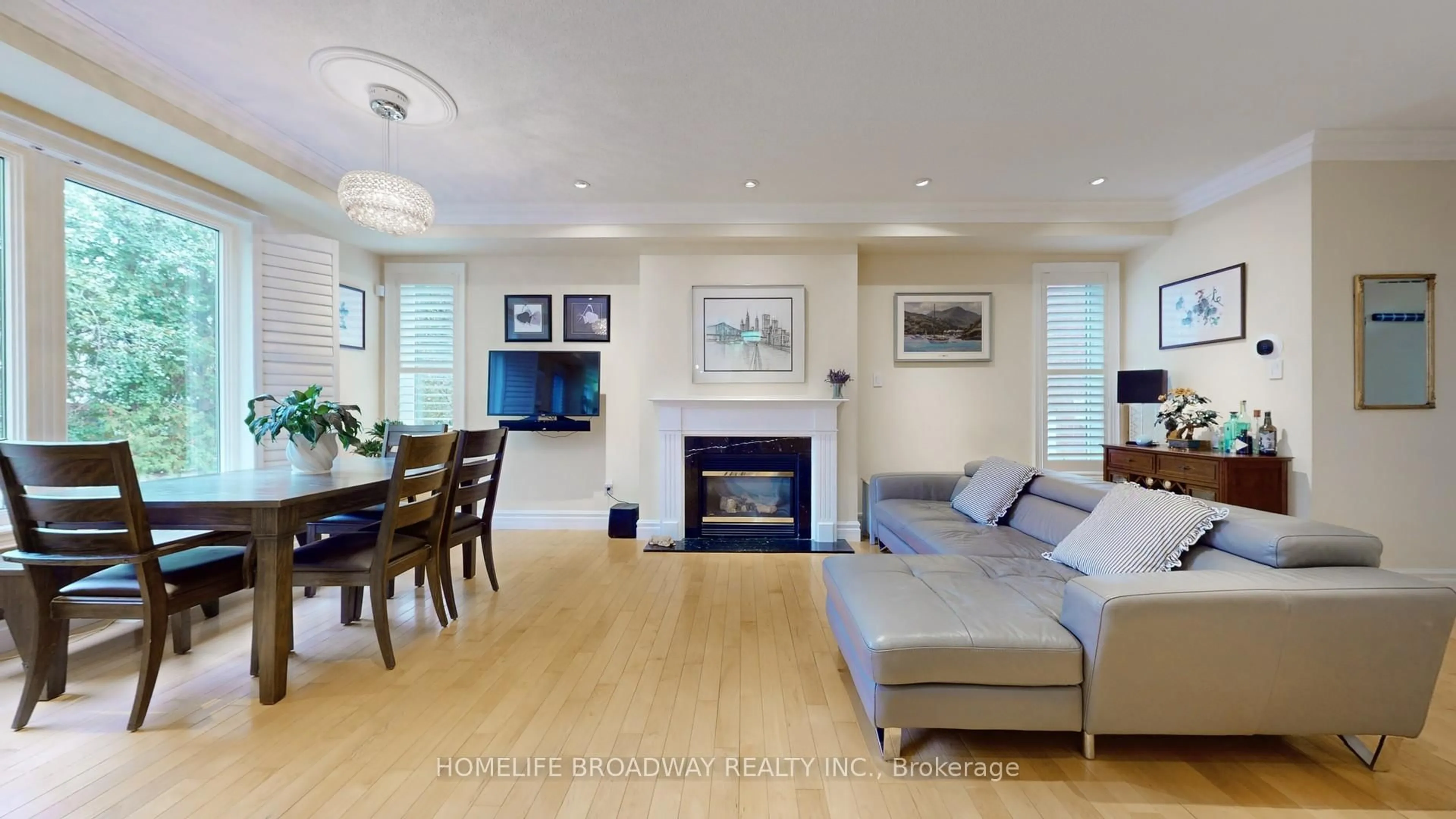 Living room with furniture, wood/laminate floor for 9133 Bayview Ave #TH25, Richmond Hill Ontario L4B 4C5