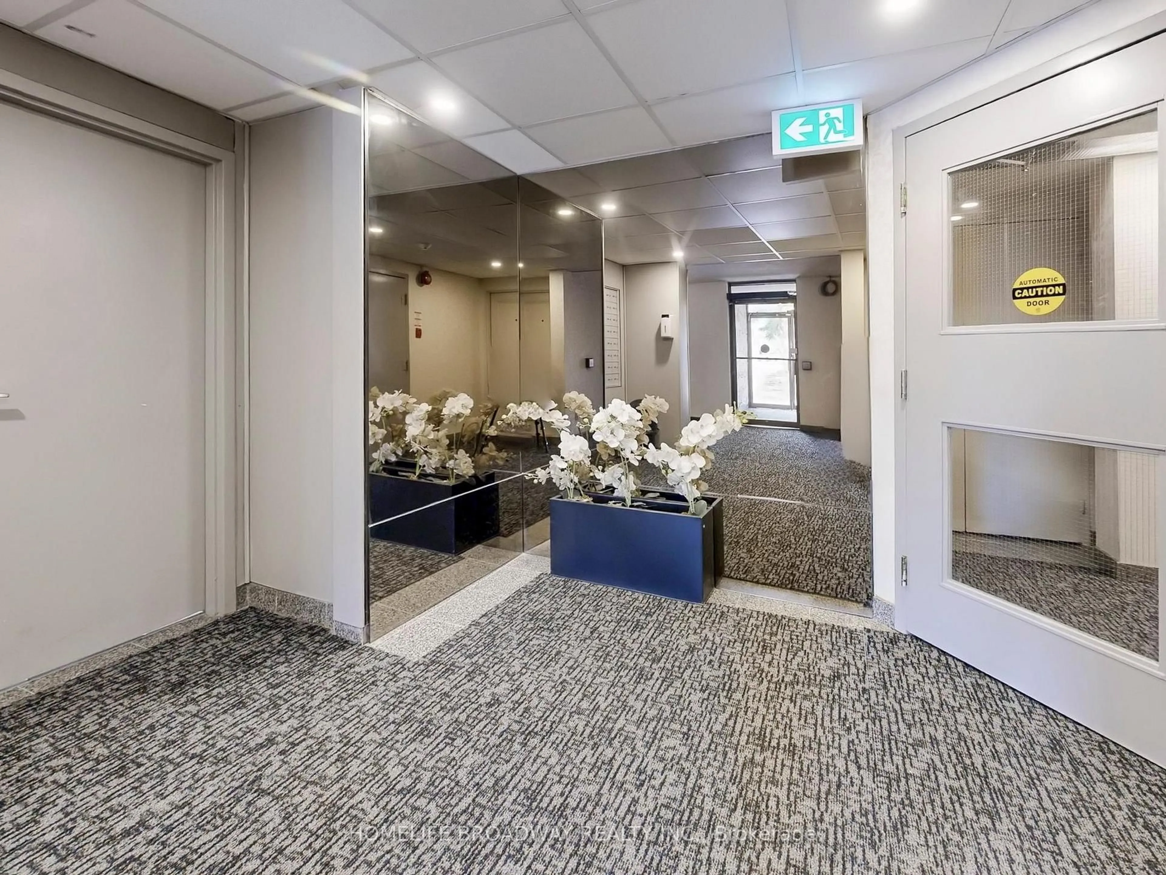 Indoor foyer for 7451 Yonge St #504, Markham Ontario L3T 2B4