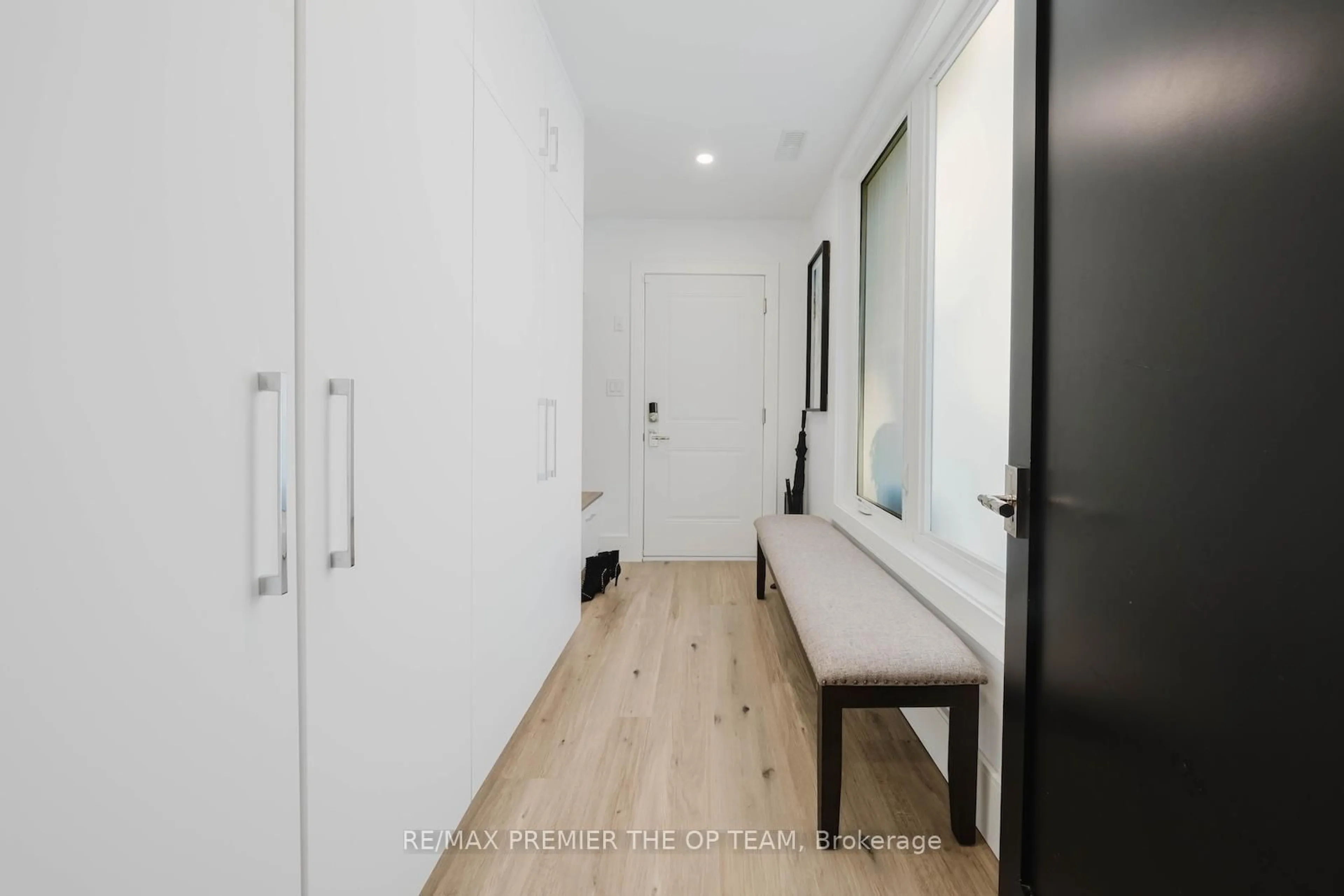 Indoor entryway for 15 Rodcliff Rd, New Tecumseth Ontario L0G 1W0