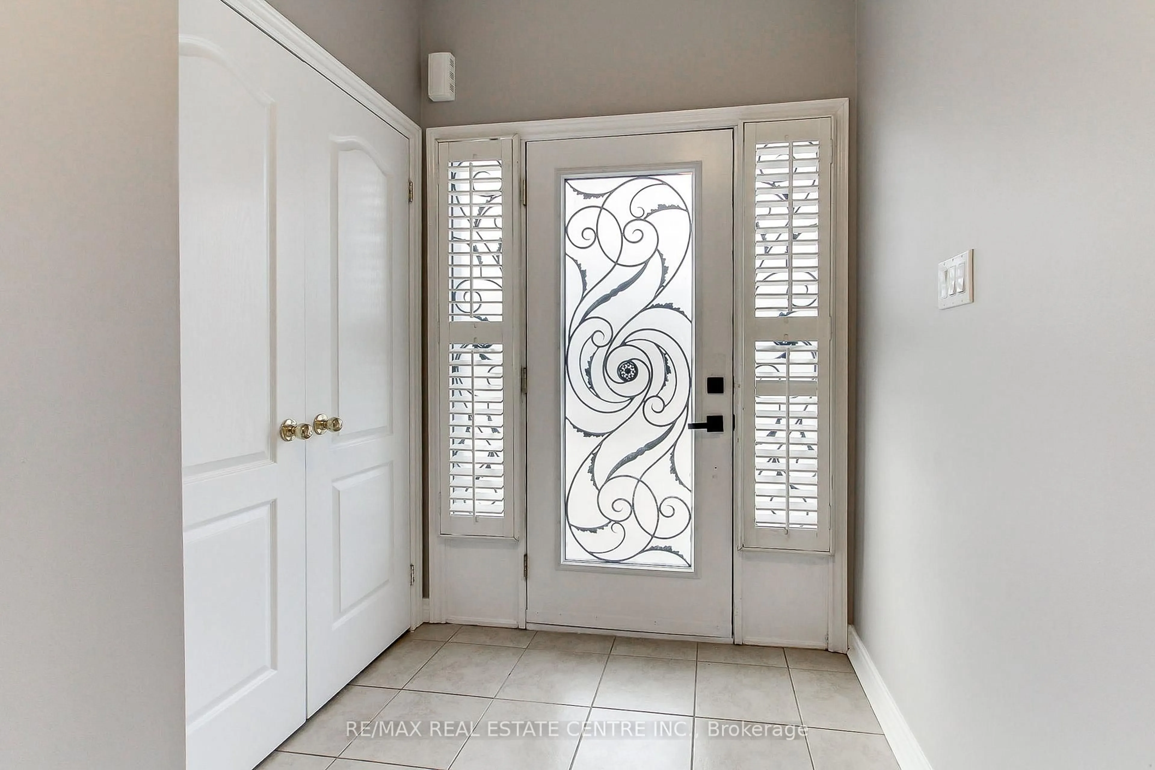 Indoor entryway for 54 Woodbury Cres, Newmarket Ontario L3X 2V5