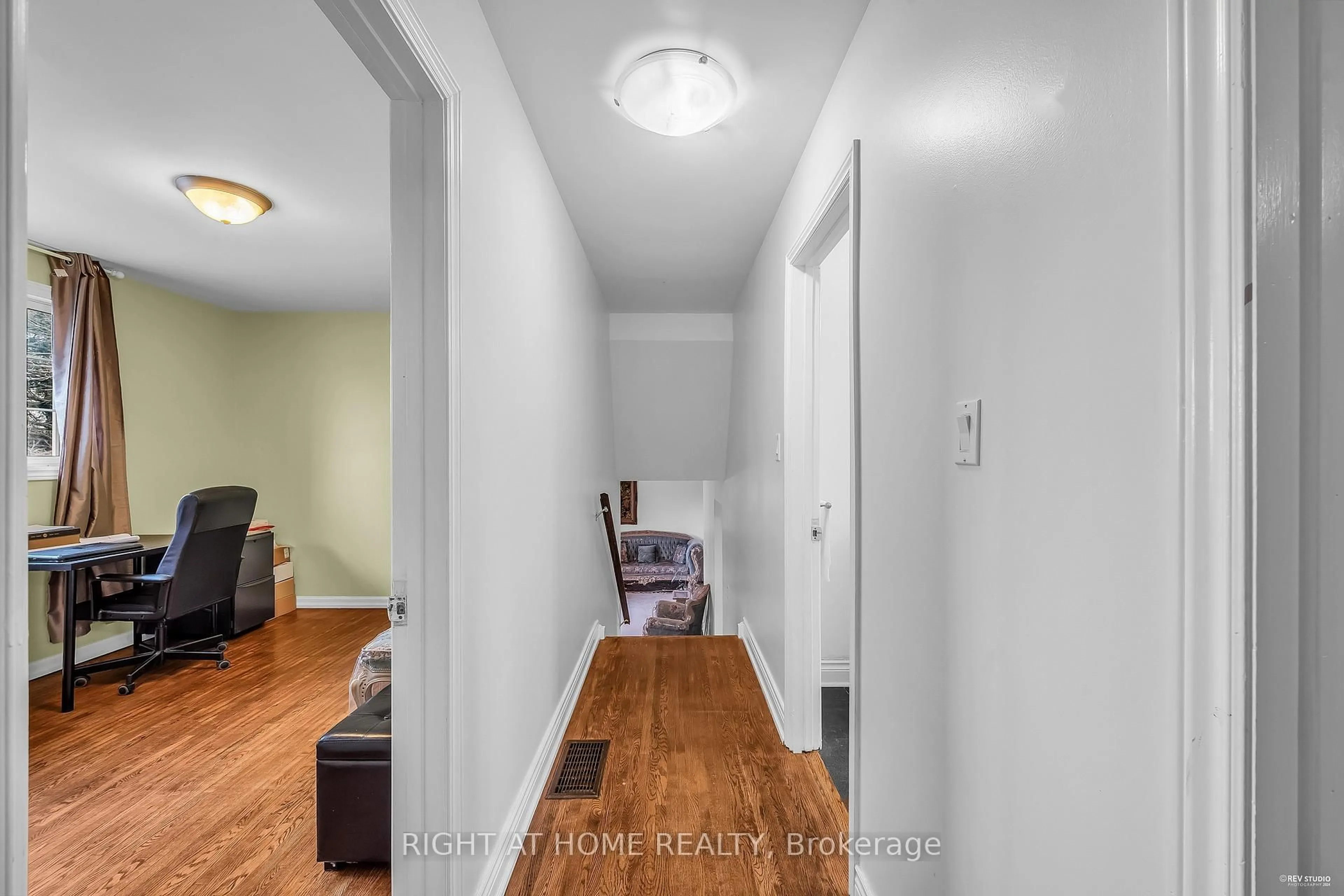 Indoor entryway for 19200 2nd Concession Rd, East Gwillimbury Ontario L9N 0H3