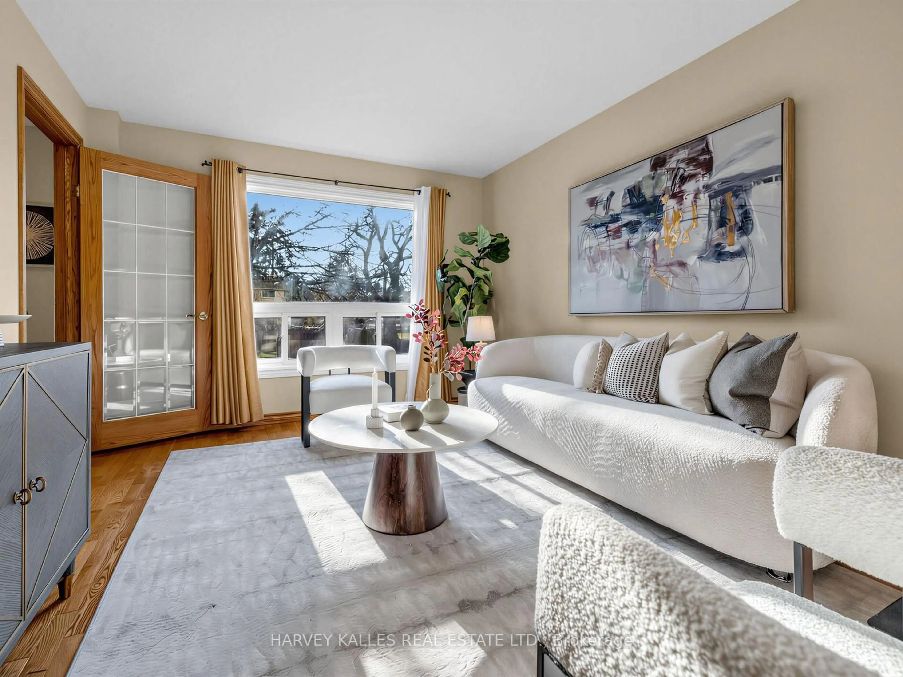 Living room with furniture, unknown for 23 Veronica Cres, East Gwillimbury Ontario L0G 1V0