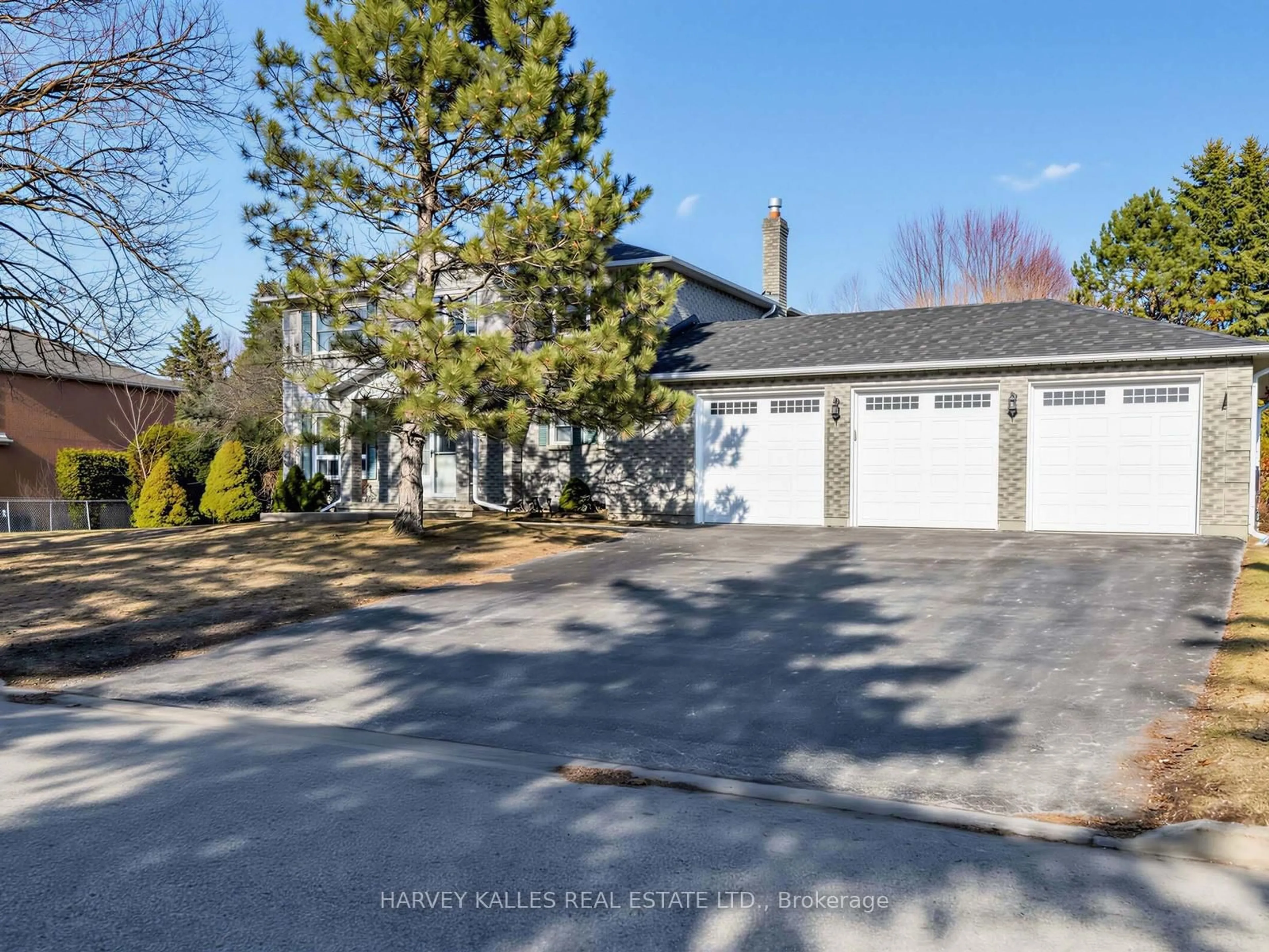 A pic from outside/outdoor area/front of a property/back of a property/a pic from drone, street for 23 Veronica Cres, East Gwillimbury Ontario L0G 1V0