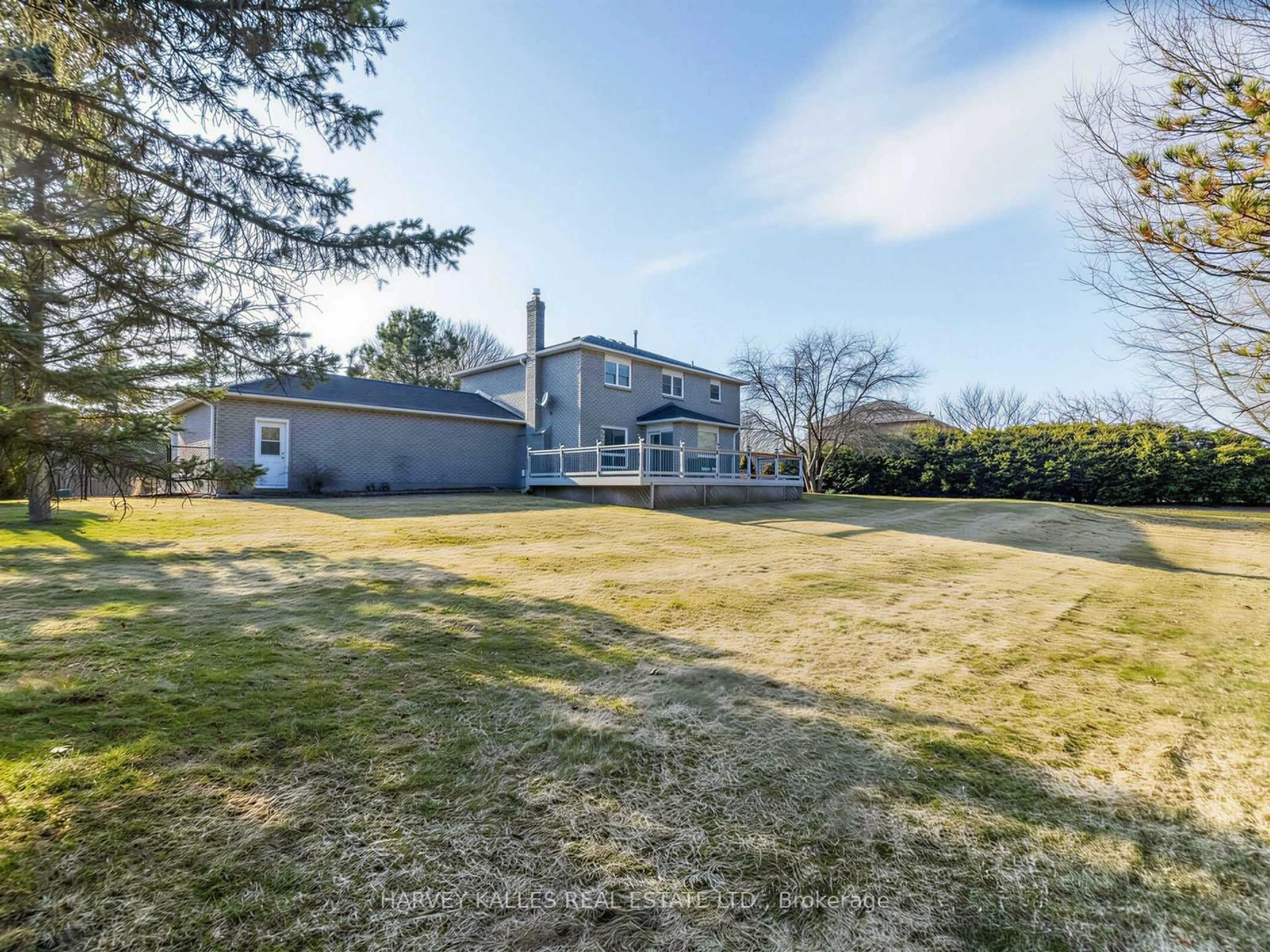 A pic from outside/outdoor area/front of a property/back of a property/a pic from drone, unknown for 23 Veronica Cres, East Gwillimbury Ontario L0G 1V0