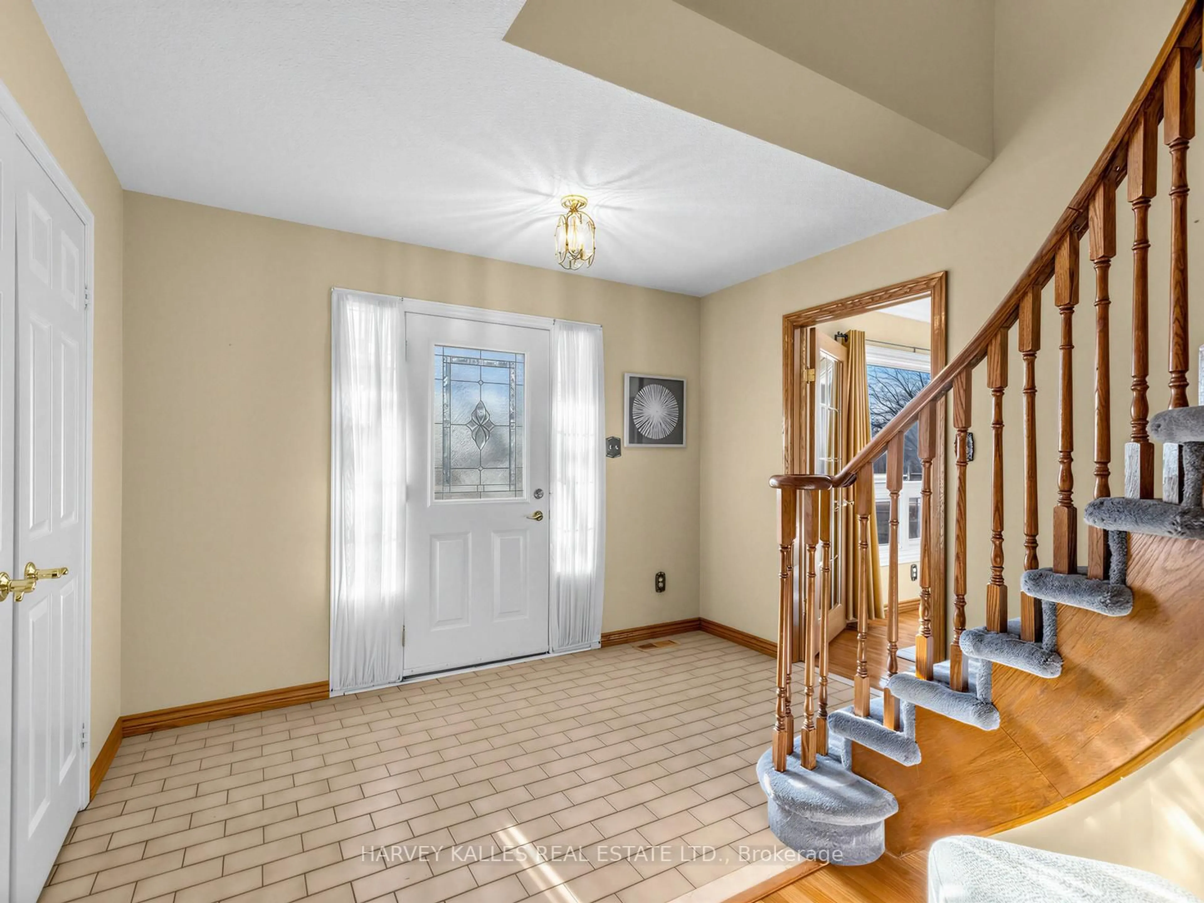 Indoor foyer for 23 Veronica Cres, East Gwillimbury Ontario L0G 1V0