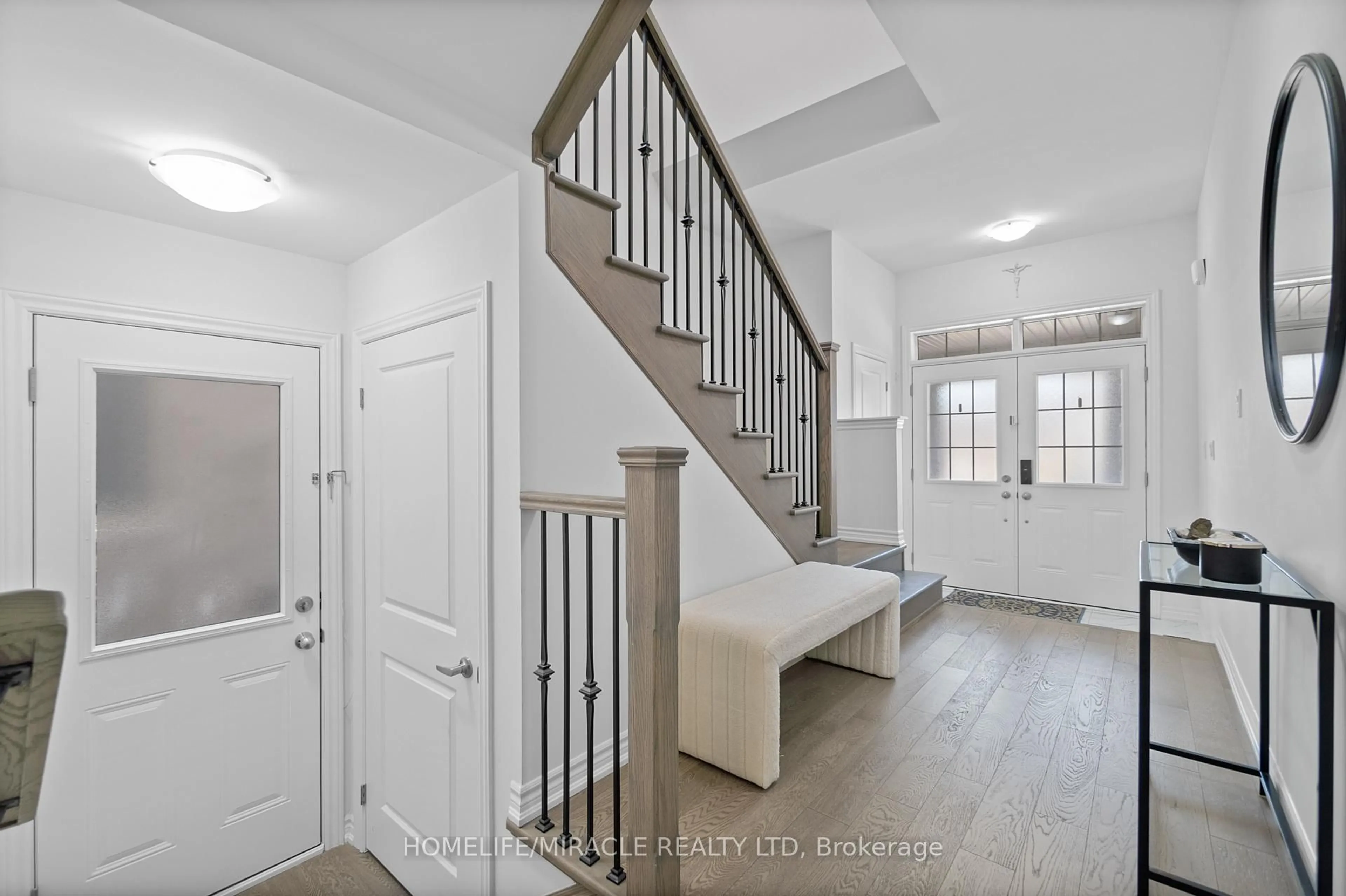 Indoor entryway for 57 FERRAGINE Cres, Bradford West Gwillimbury Ontario L3Z 4K2