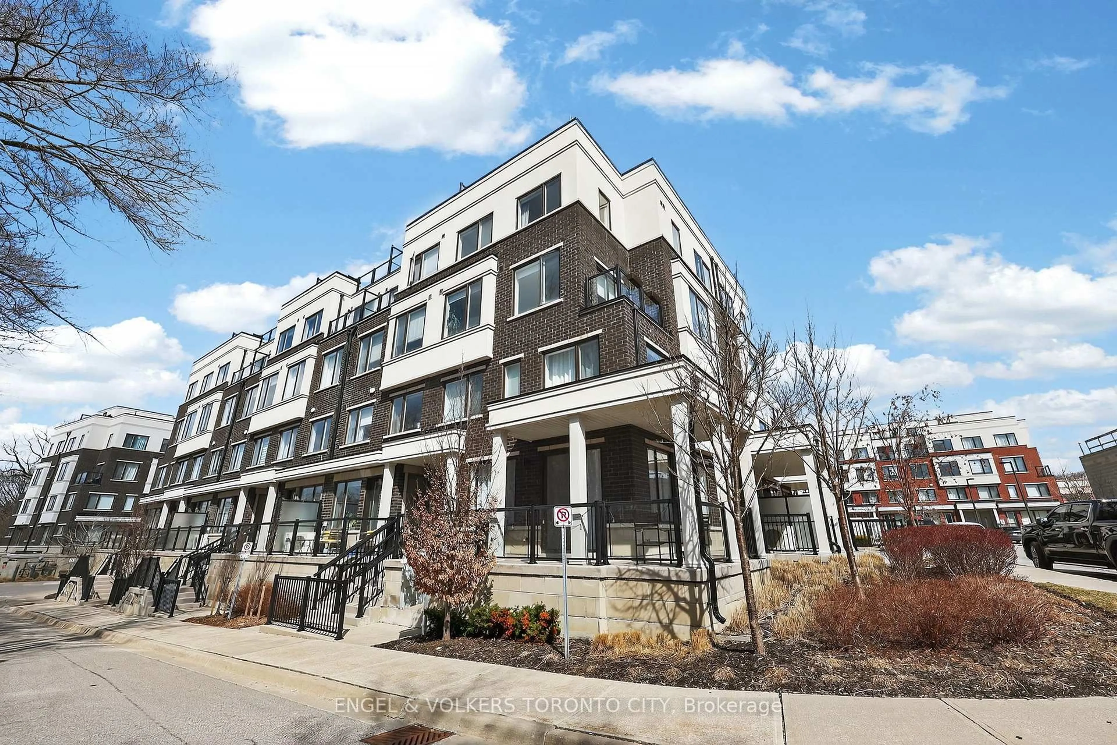 Unknown for 300 Alex Gardner Circ #42, Aurora Ontario L4G 3G5