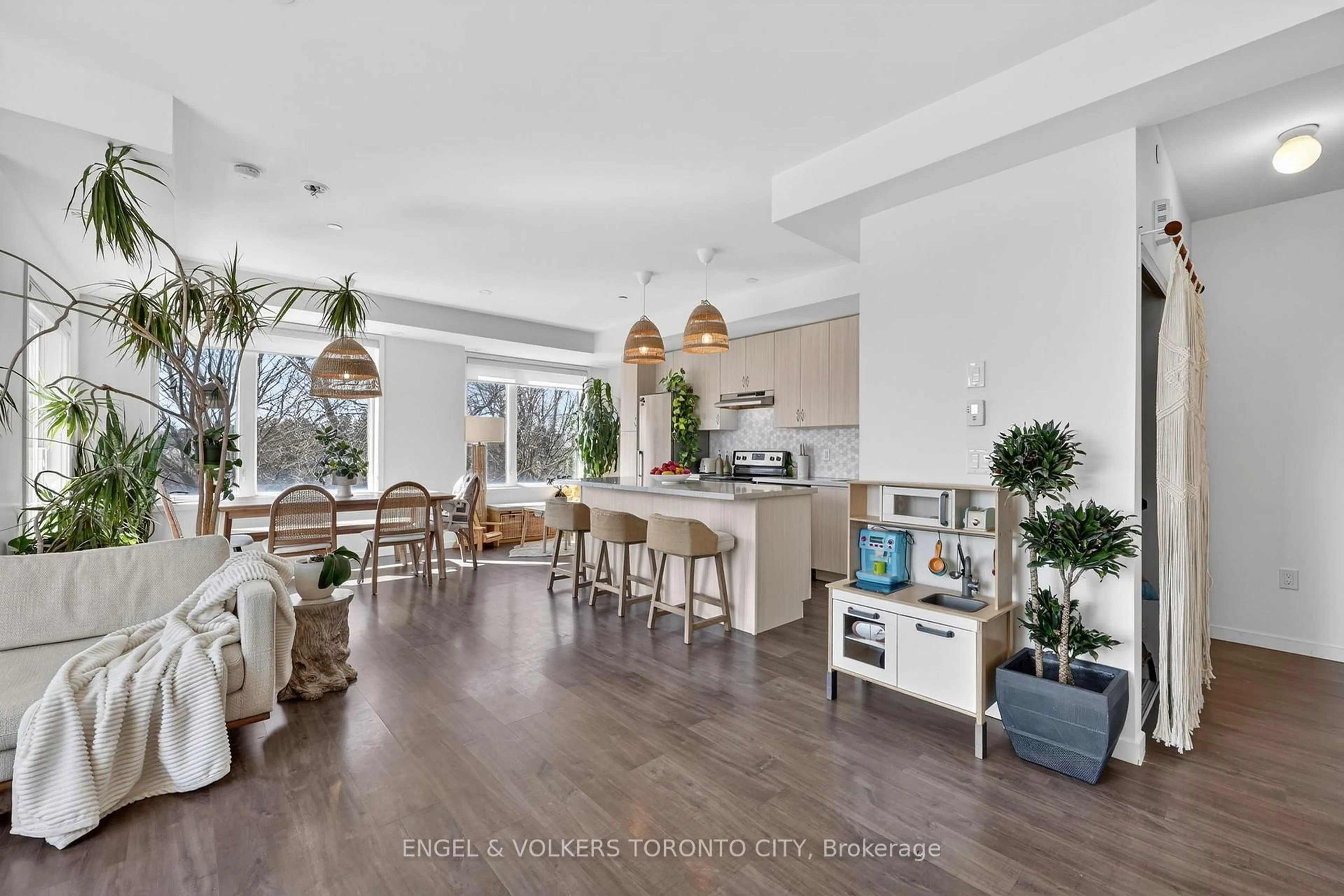 Open concept kitchen, unknown for 300 Alex Gardner Circ #42, Aurora Ontario L4G 3G5