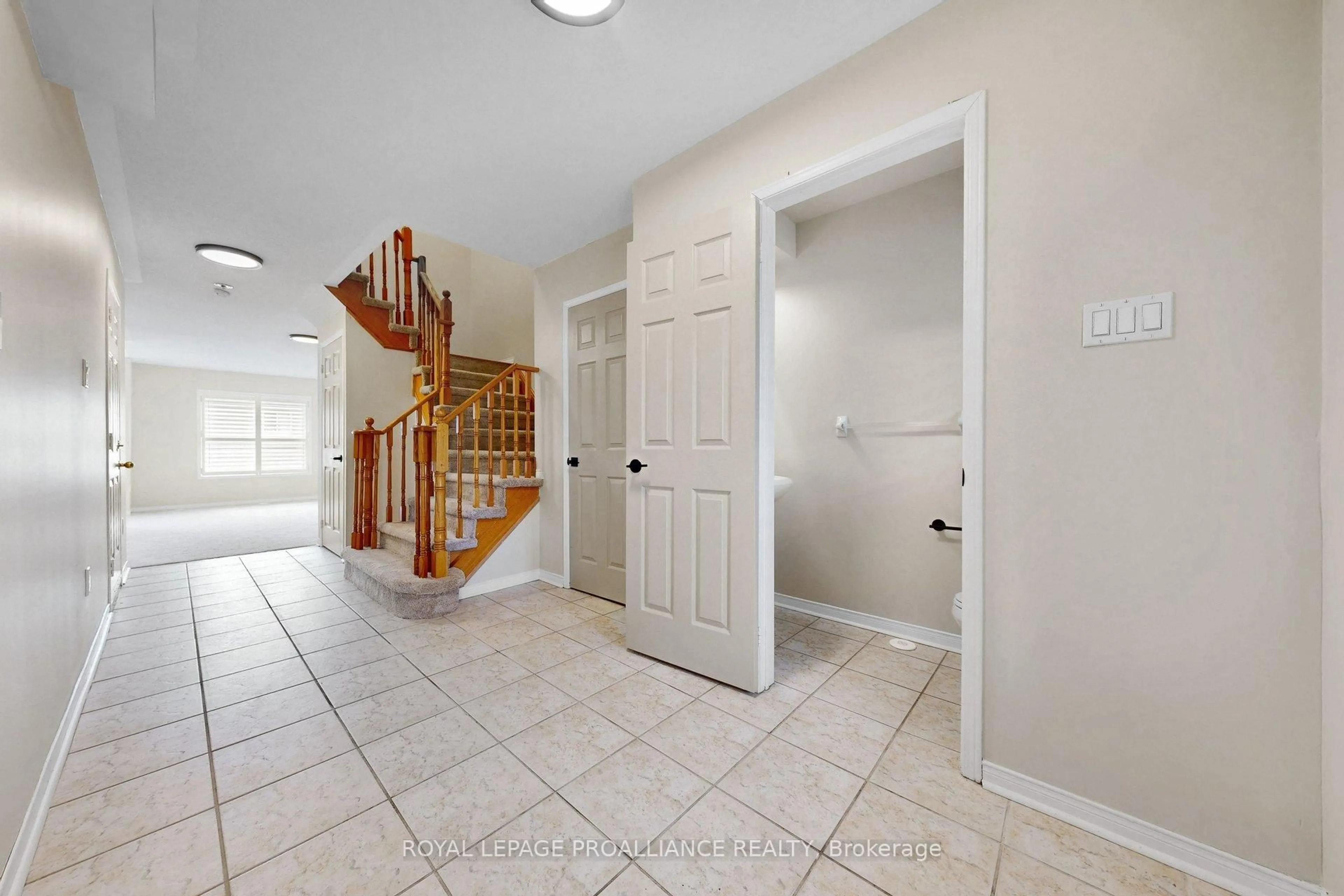 Indoor entryway for 58 Coleridge Dr, Newmarket Ontario L3X 2T6