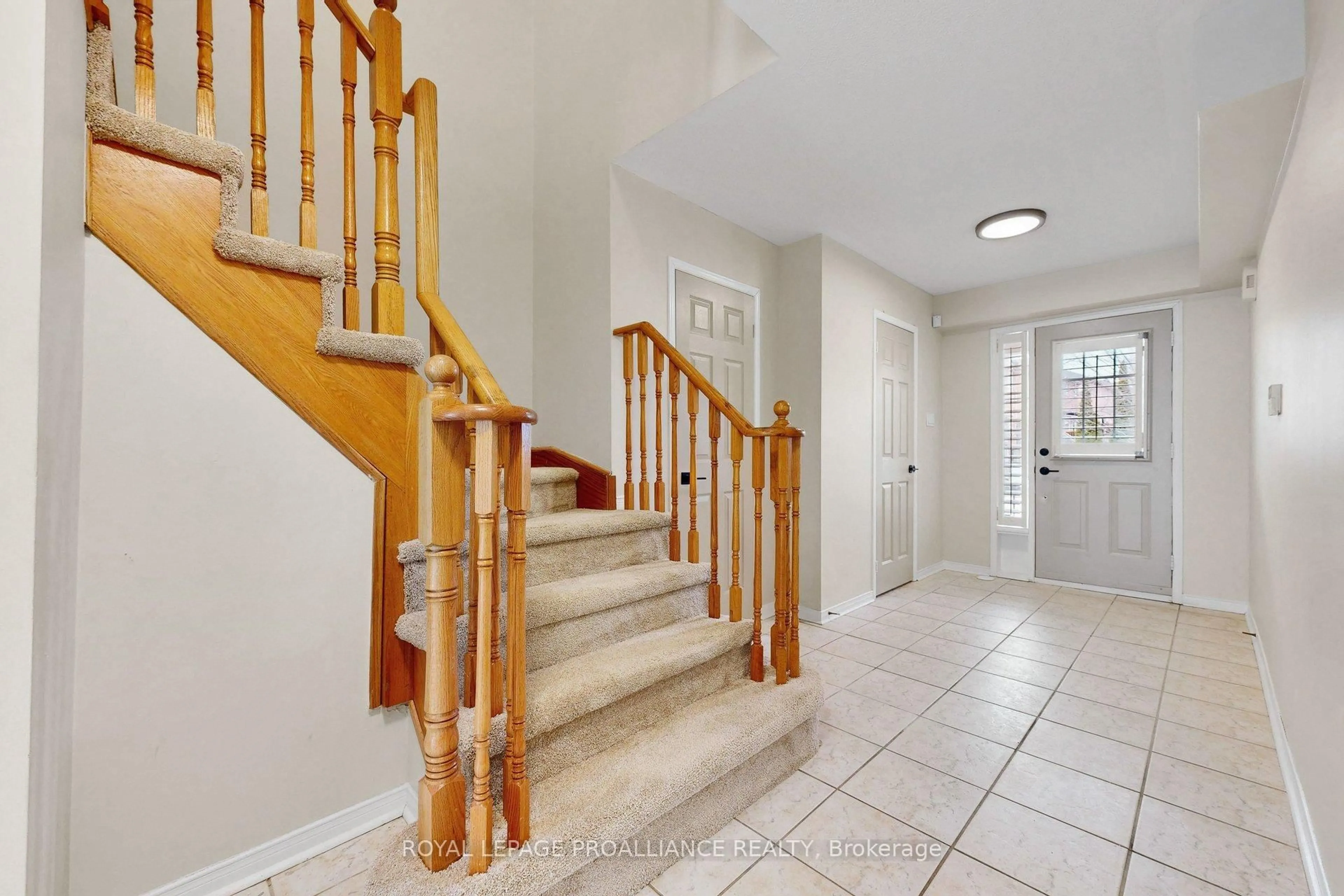 Indoor entryway for 58 Coleridge Dr, Newmarket Ontario L3X 2T6