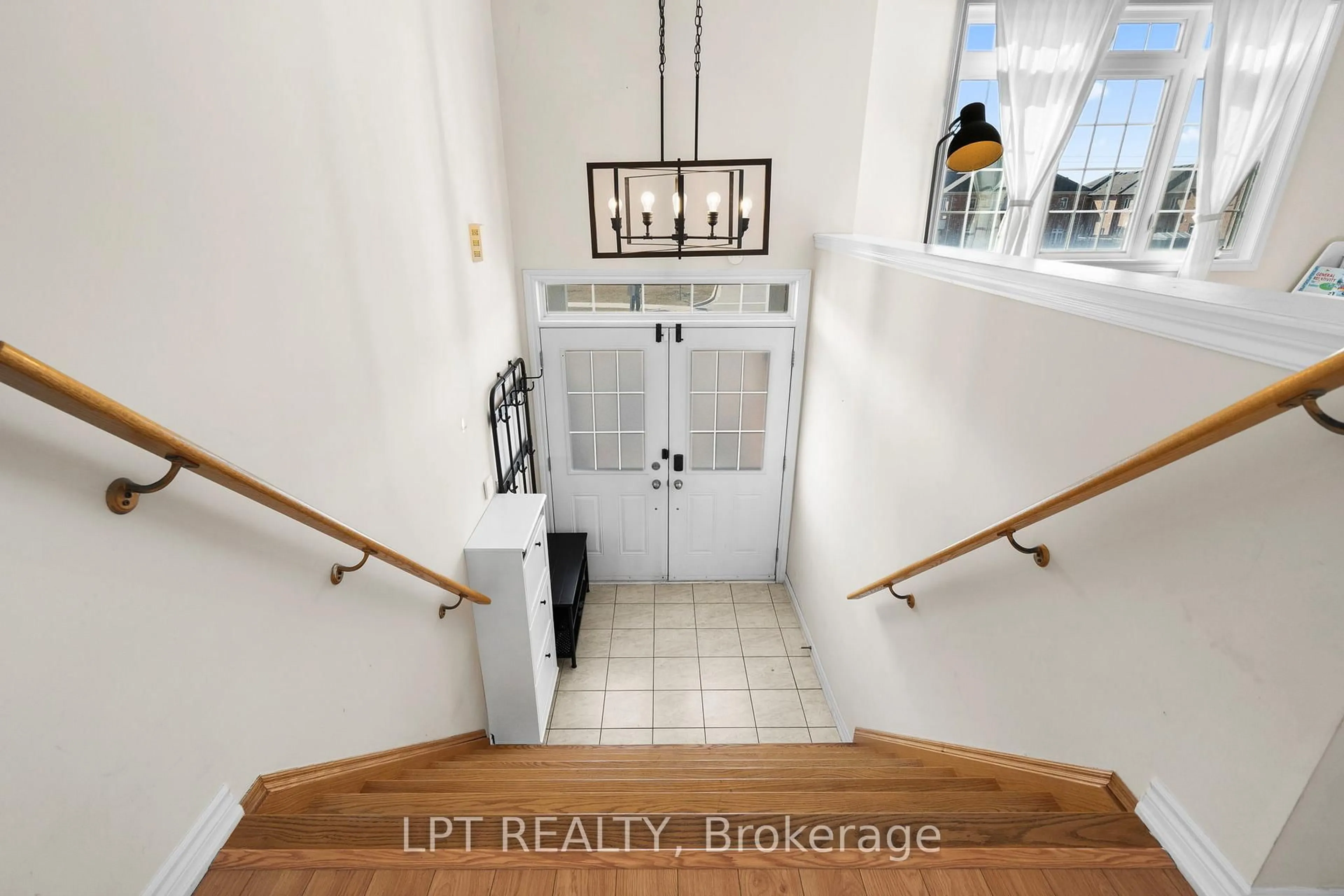 Indoor entryway for 117 Taucar Gate, Bradford West Gwillimbury Ontario L3Z 0V8