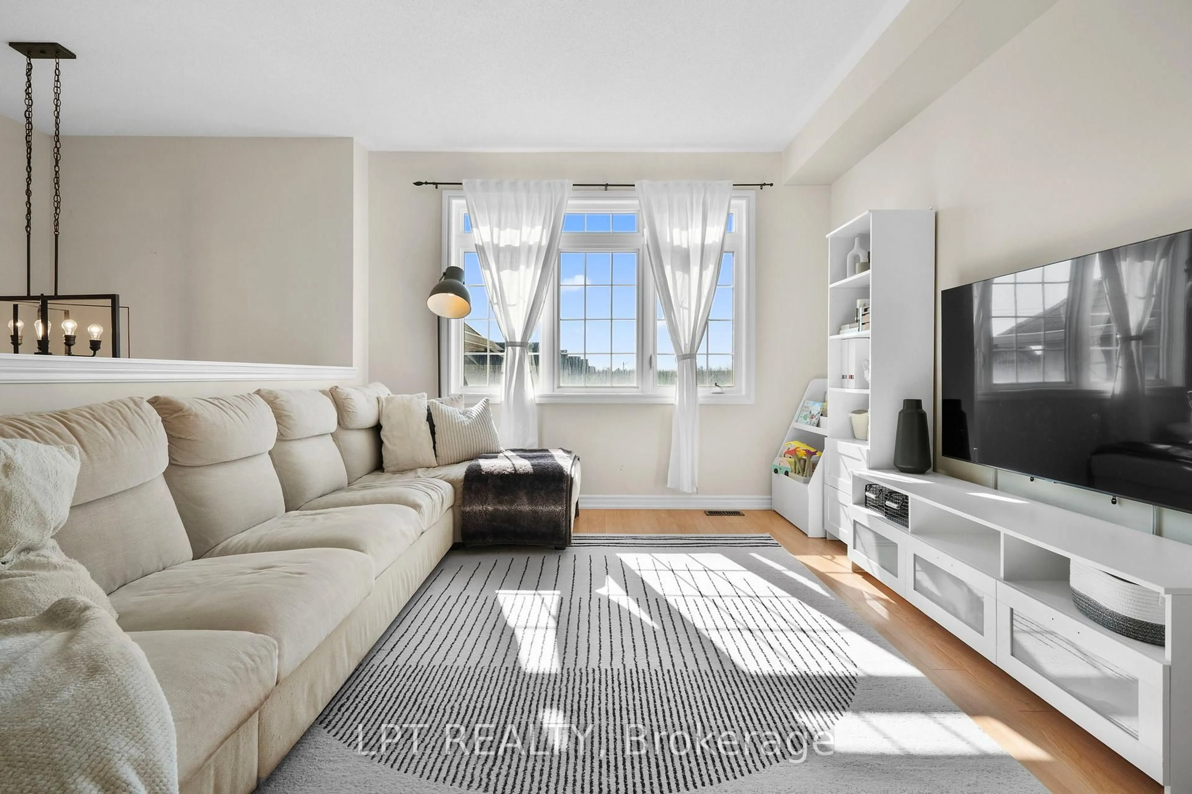 Living room with furniture, unknown for 117 Taucar Gate, Bradford West Gwillimbury Ontario L3Z 0V8