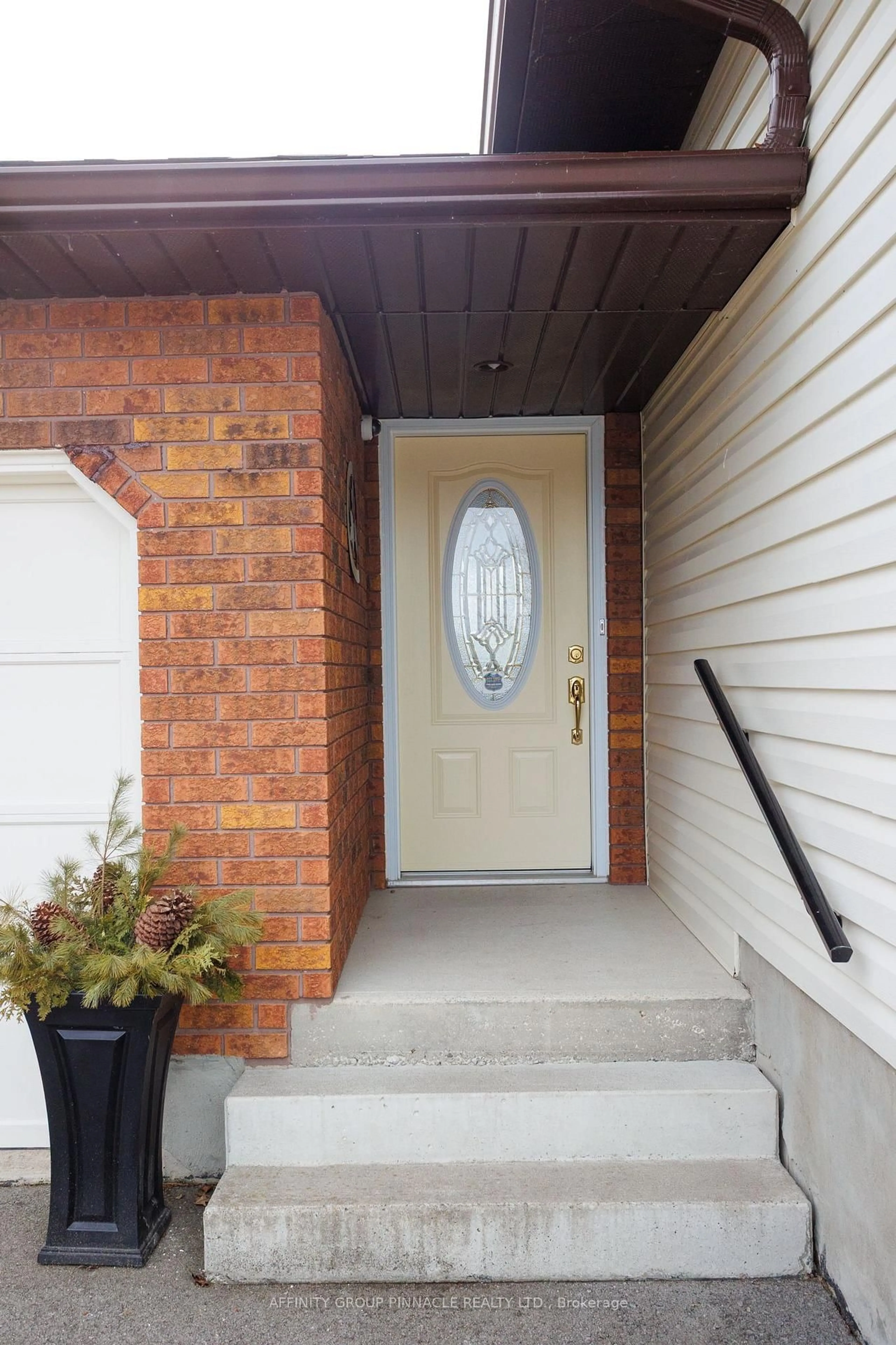 Indoor entryway for 69 Beechwood Ave, Brock Ontario L0K 1A0