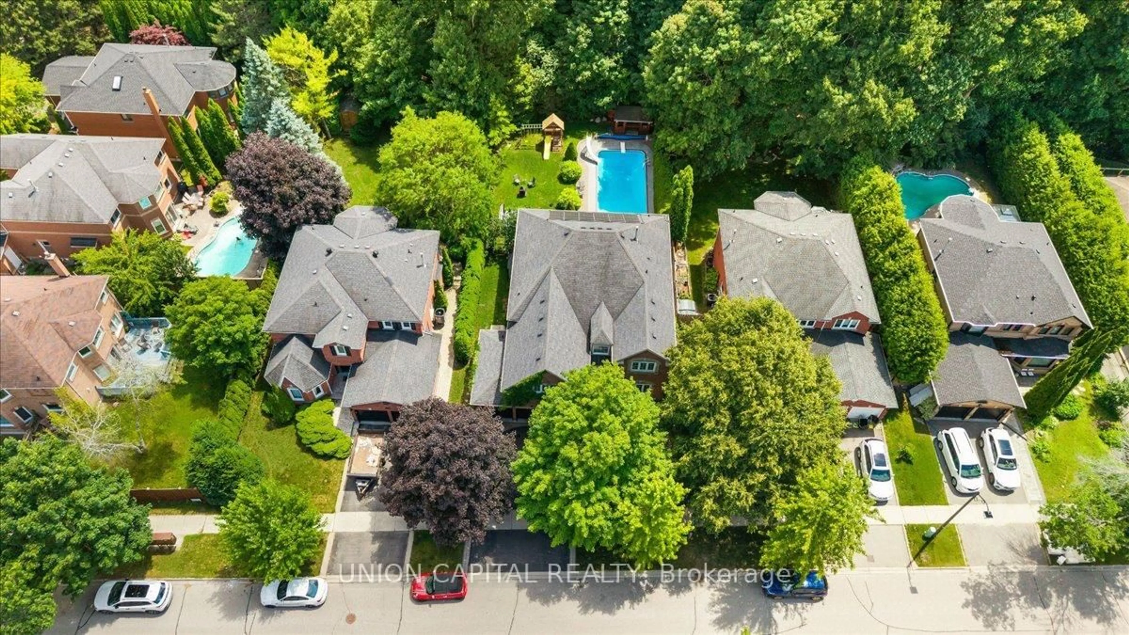 A pic from outside/outdoor area/front of a property/back of a property/a pic from drone, street for 86 Charing Cres, Aurora Ontario L4G 6P5