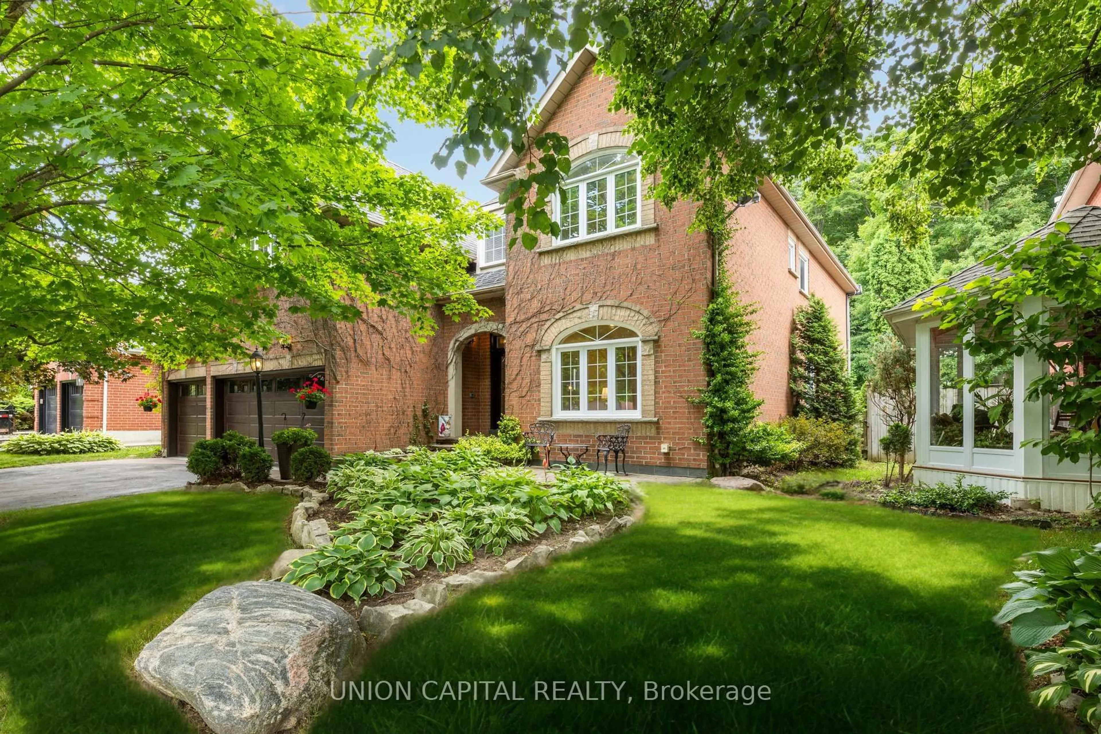 Home with brick exterior material, street for 86 Charing Cres, Aurora Ontario L4G 6P5